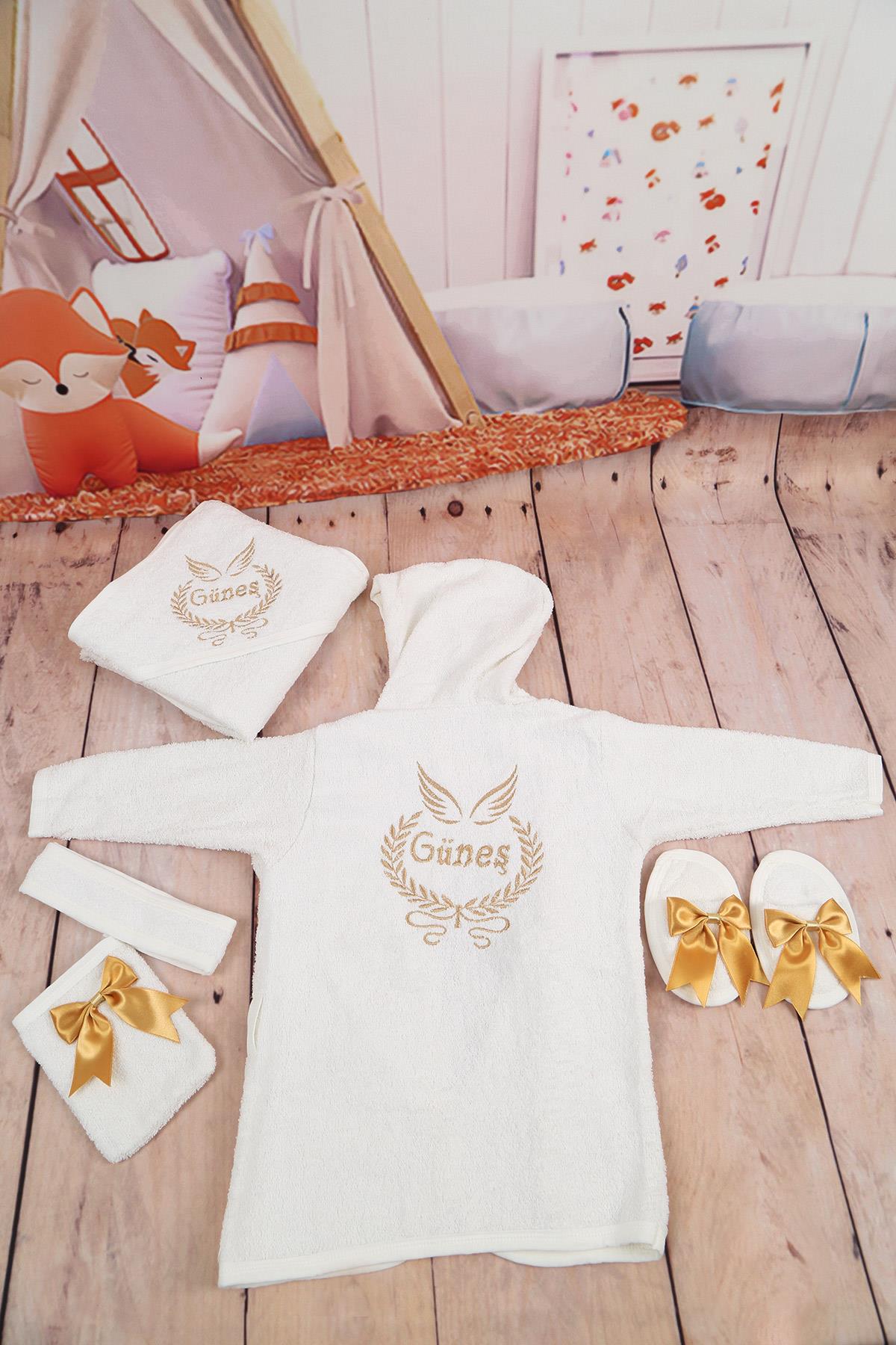 İsme Özel Kanat Çelenk Nakışlı Bebek Bornoz Seti