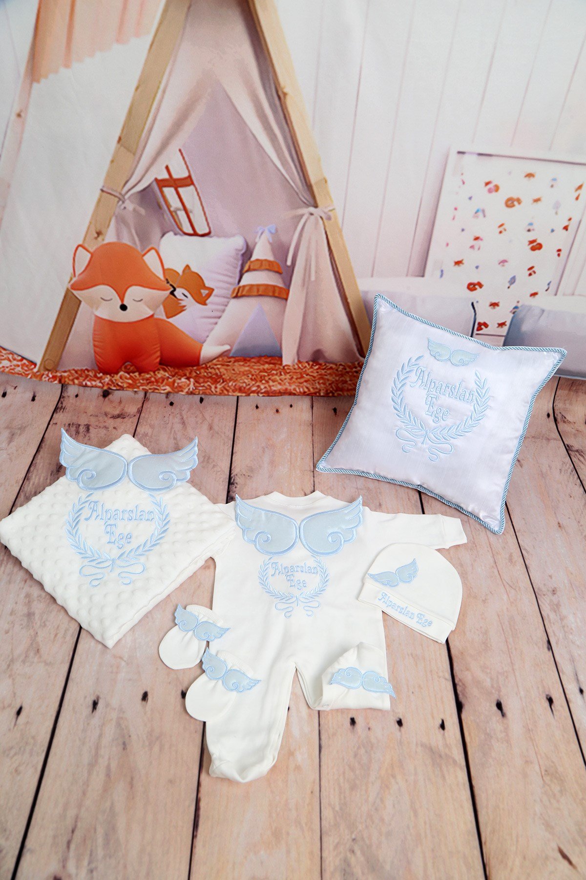 Lh4040 İsimli Takı Yastığı ve 5li Bebek Tulum Seti