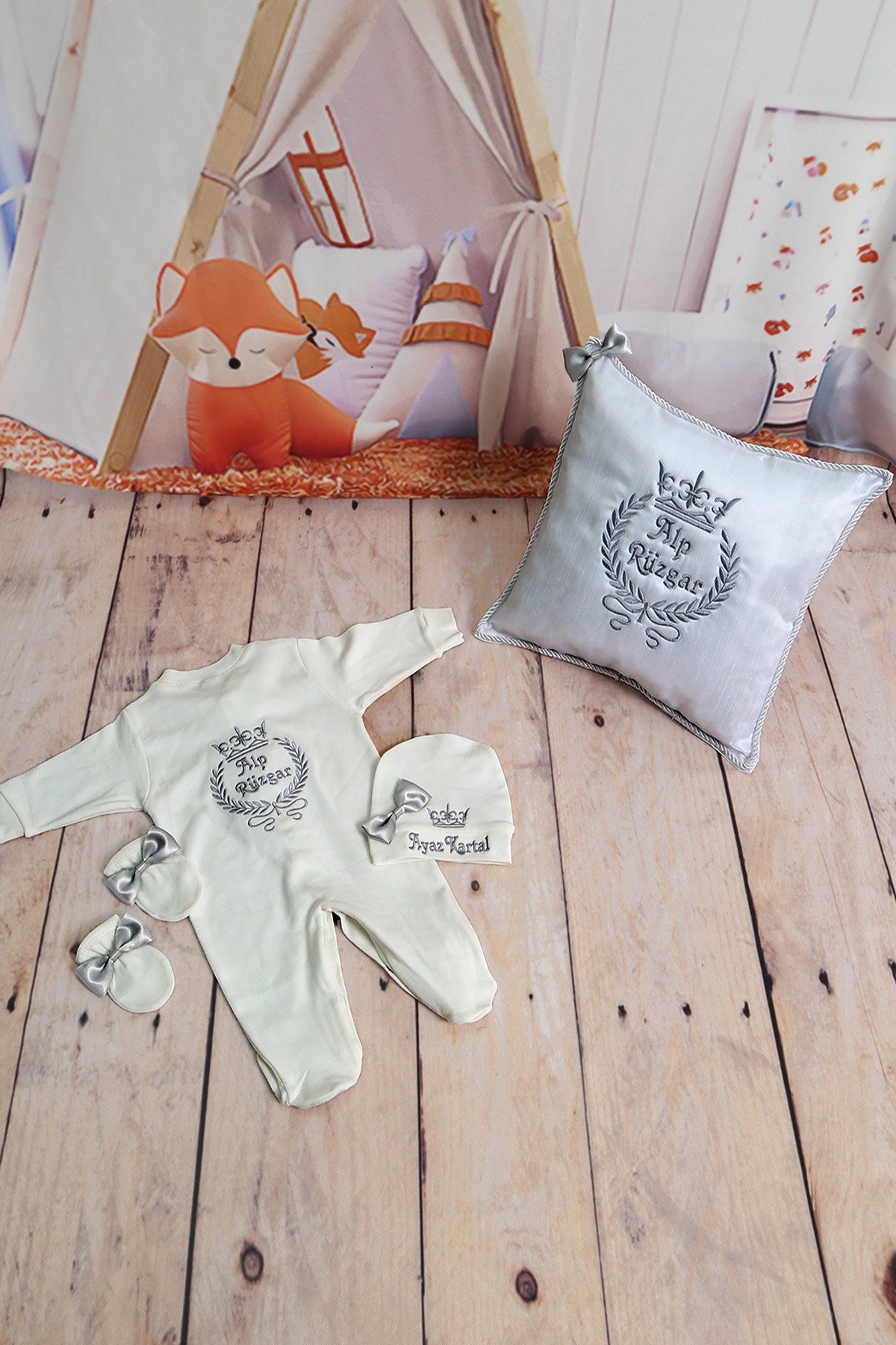 Lh4069 Personalized Crown Embroidered 4-Piece Baby Pillow-Jumpsuit Set