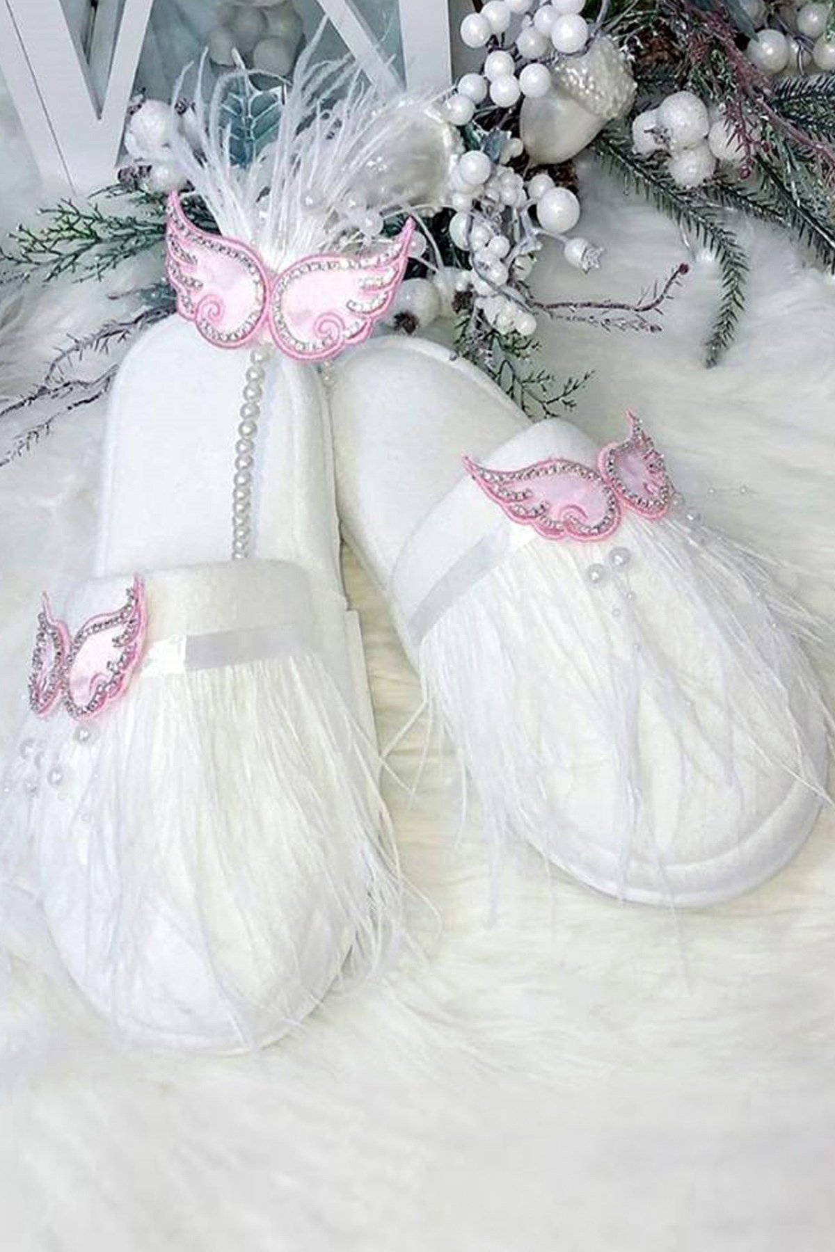 Taş Detaylı Tüylü Pembe Kanat Nakışlı Lohusa Terlik ve Tac Seti