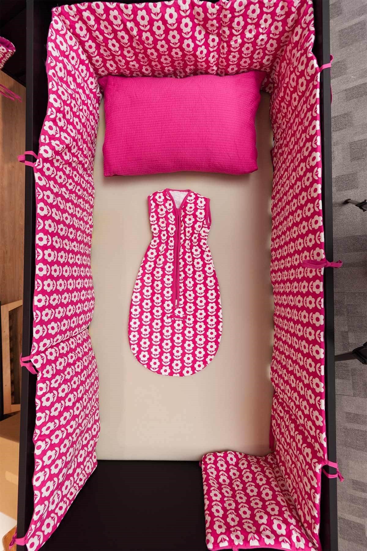 Yatak Koruma Uyku Tulumu Yastık Kılıfı Bebek Uyku Seti Çiçekli FuşyaUyku Seti Yatak Koruma Uyku Tulumu Yastık Kılıfı Bebek Uyku Seti Çiçekli Fuşya Uygun Bebe