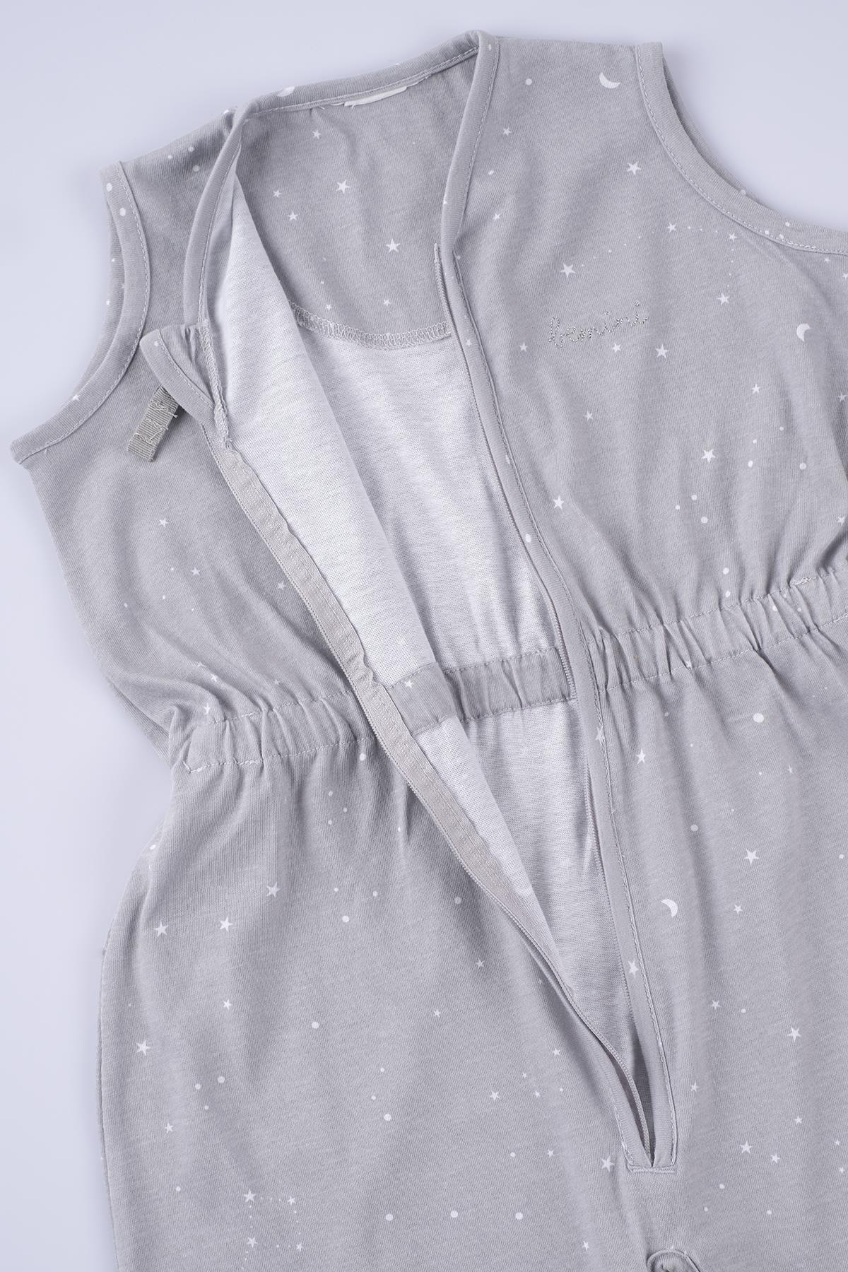 Yazlık Kolsuz Çocuk Uyku Tulumu 2-3 yaş Yıldız Desenli GriUyku Tulumu Yazlık Kolsuz Çocuk Uyku Tulumu 2-3 yaş Yıldız Desenli Gri Uygun Bebe