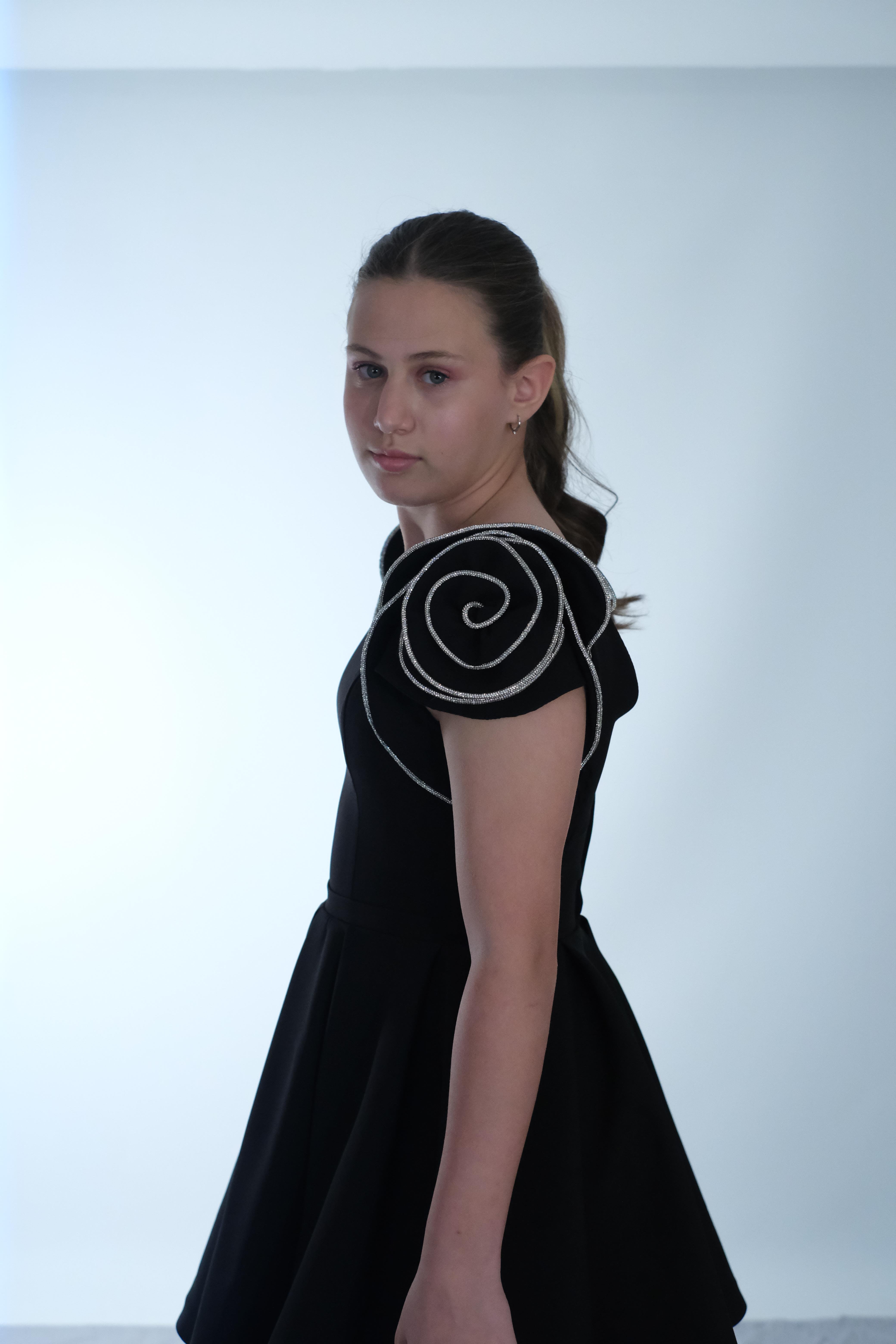 Kız Çocuk Abiye Siyah Krep Kumaş Kolları Güllü Şerit Taş Detaylı Kısa Abiye Elbise 10-15 Yaş