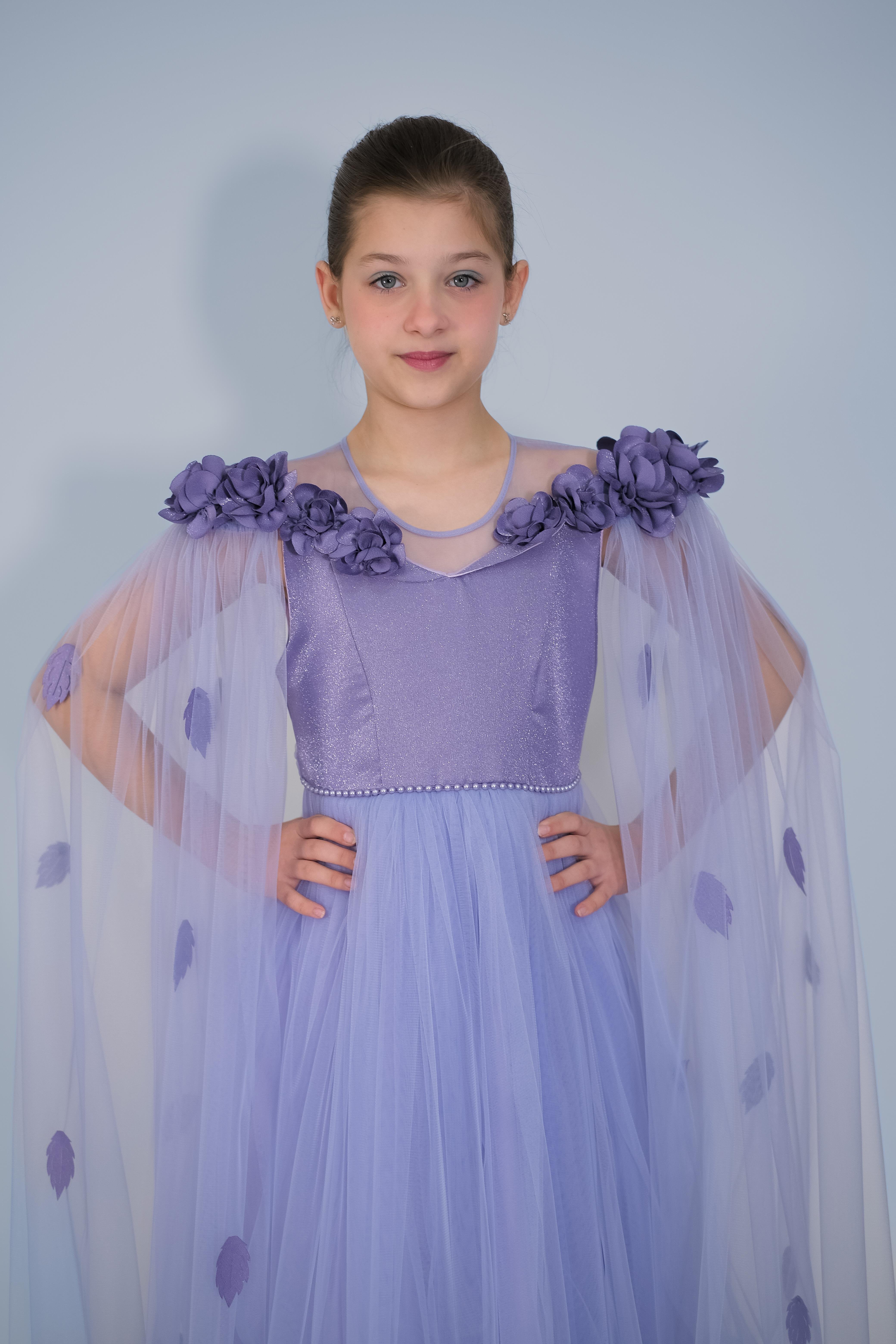 Kız Çocuk Abiye Lavanta Uzun Tüllü Pelerinli Yakası Çiçekli Abiye 6-14 Yaş