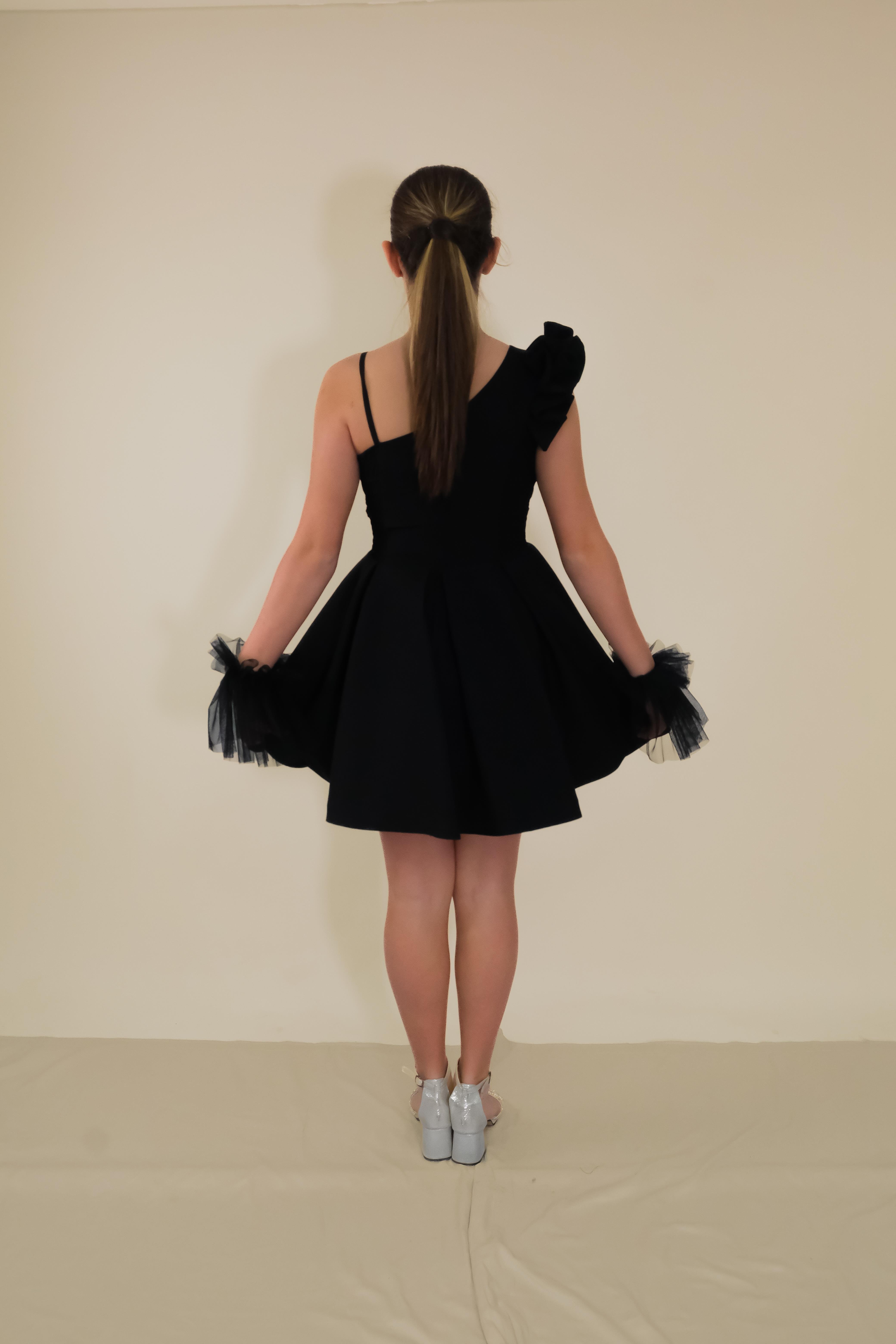 Kız Çocuk Abiye Siyah Askılı Krep Kumaş Tek Omuz Farbalı  Şerit Taş ve Tül Detaylı Eldivenli Kısa Abiye Elbise 10-15 Yaş