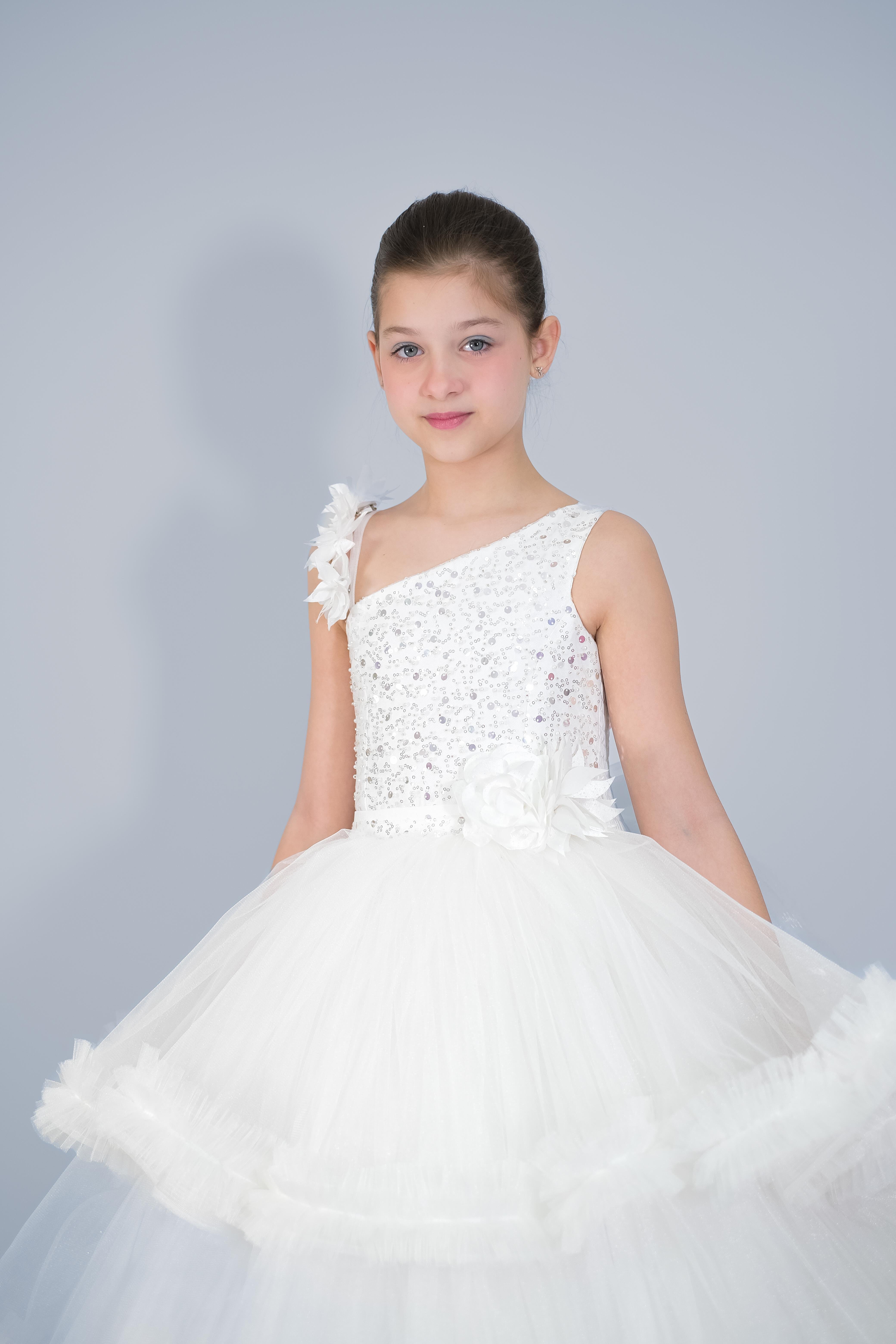 Kız Çocuk Askılı Beyaz Kat Kat Eteklı Kuyruklu Bonbuk İşlemeli Abiye 3-12 Yaş