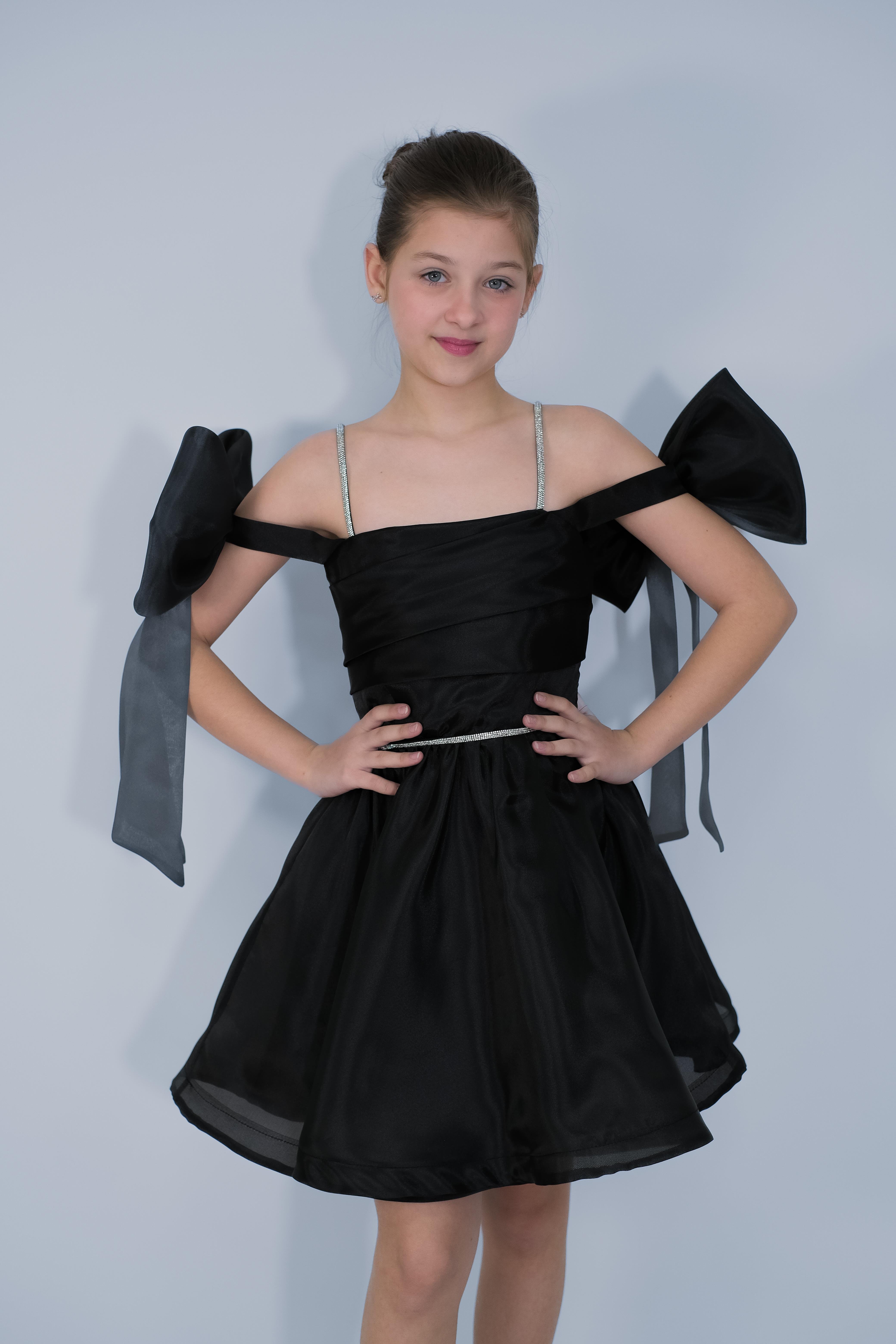 Kız Çocuk Abiye Siyah Şifon Şerit Taş Askılı Kolları Düşük Fiyonk Detaylı Kısa Abiye Elbise 10-15 Yaş