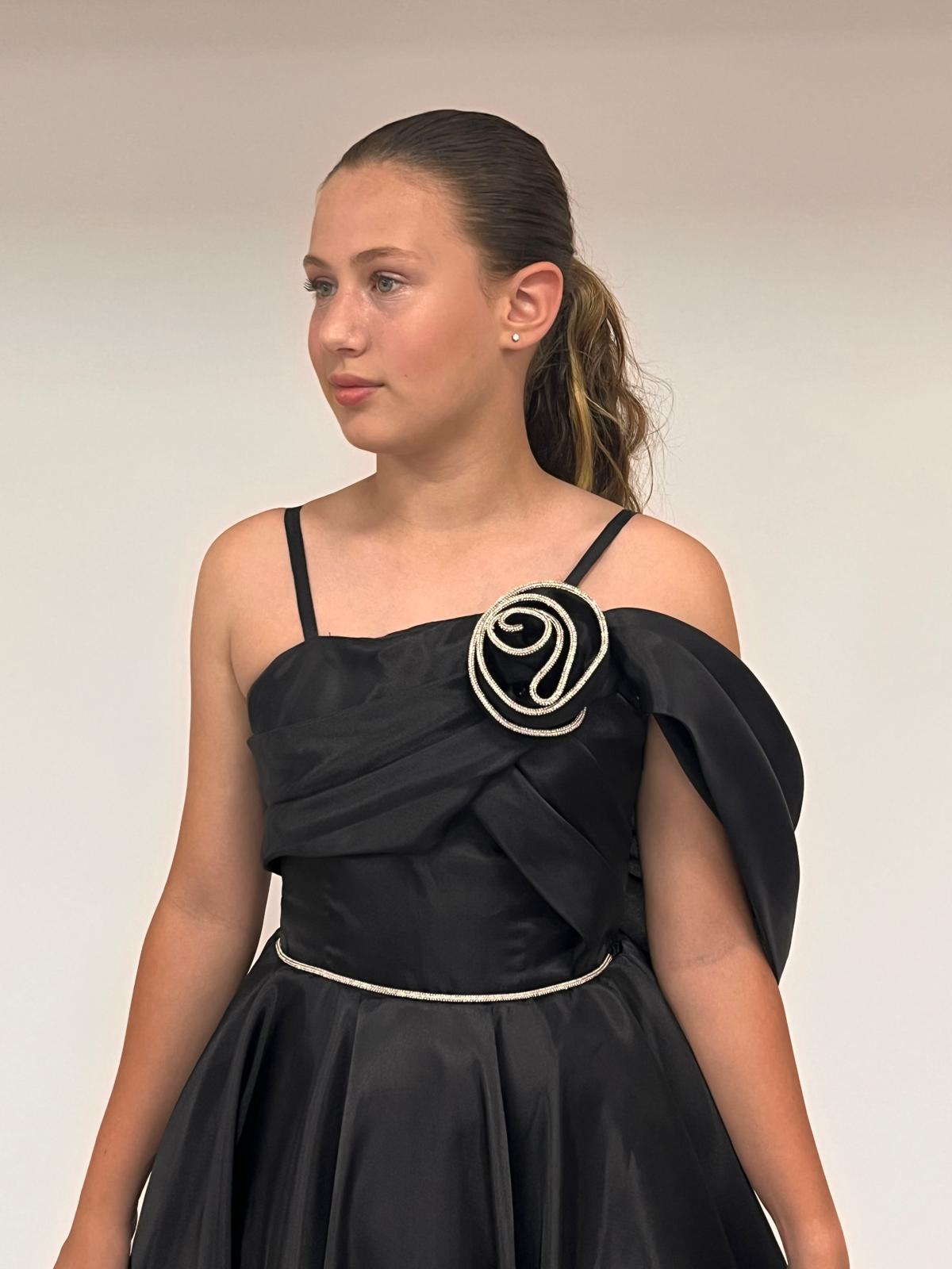 Kız Çocuk Abiye Askılı Siyah Tek Omuz Gül Detaylı Kuyruklu Şifon  Abiye Elbise 10-15 Yaş