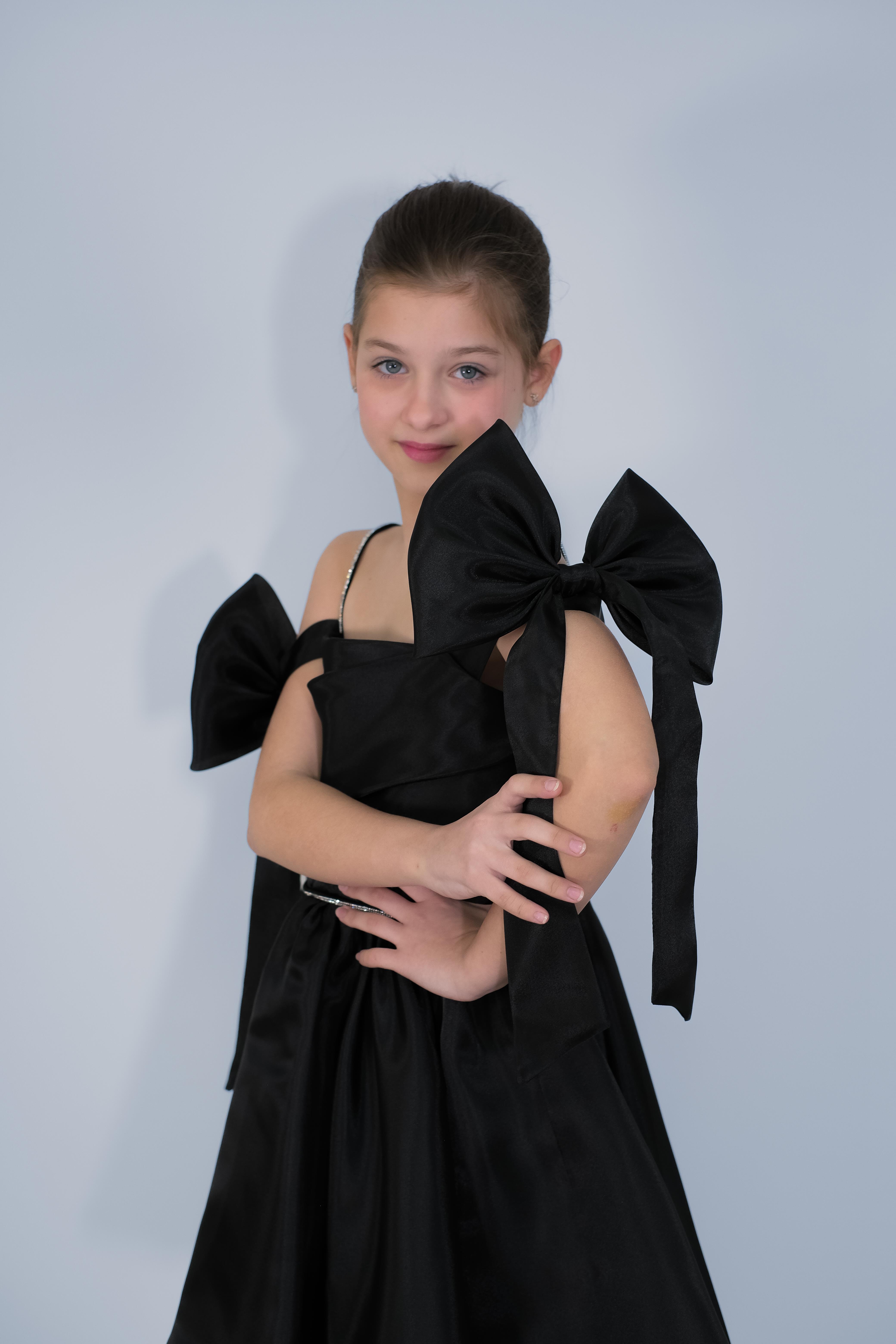 Kız Çocuk Abiye Siyah Şifon Kolları Düşük  Fiyonk Detaylı Kuyruklu Abiye Elbise 10-15 Yaş