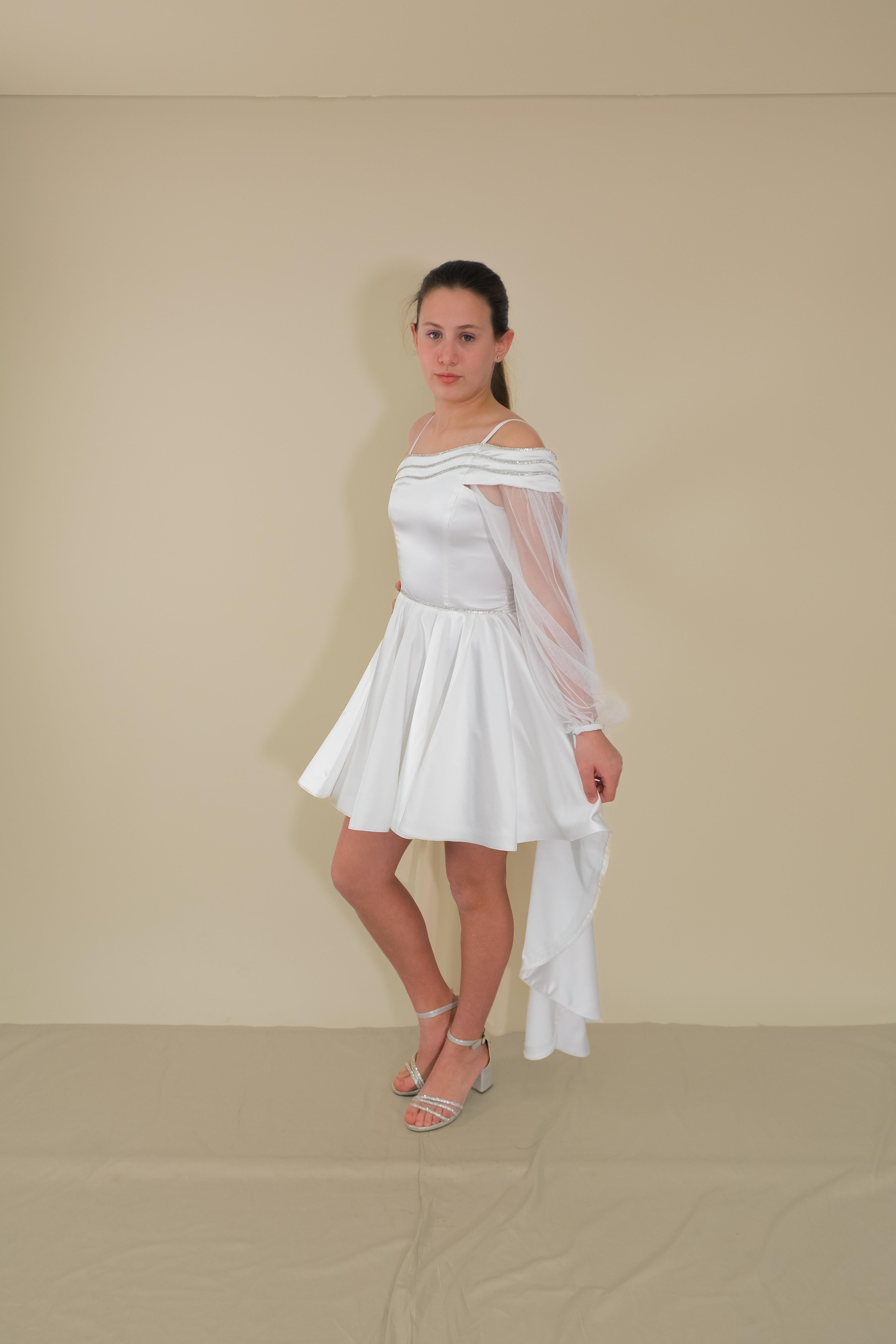 Kız Çocuk Abiye Krem Saten Kuyruklu Yaka Şerit Taşlı Tek Kol Çıkabilen Tül Abiye Elbise 10-15 Yaş