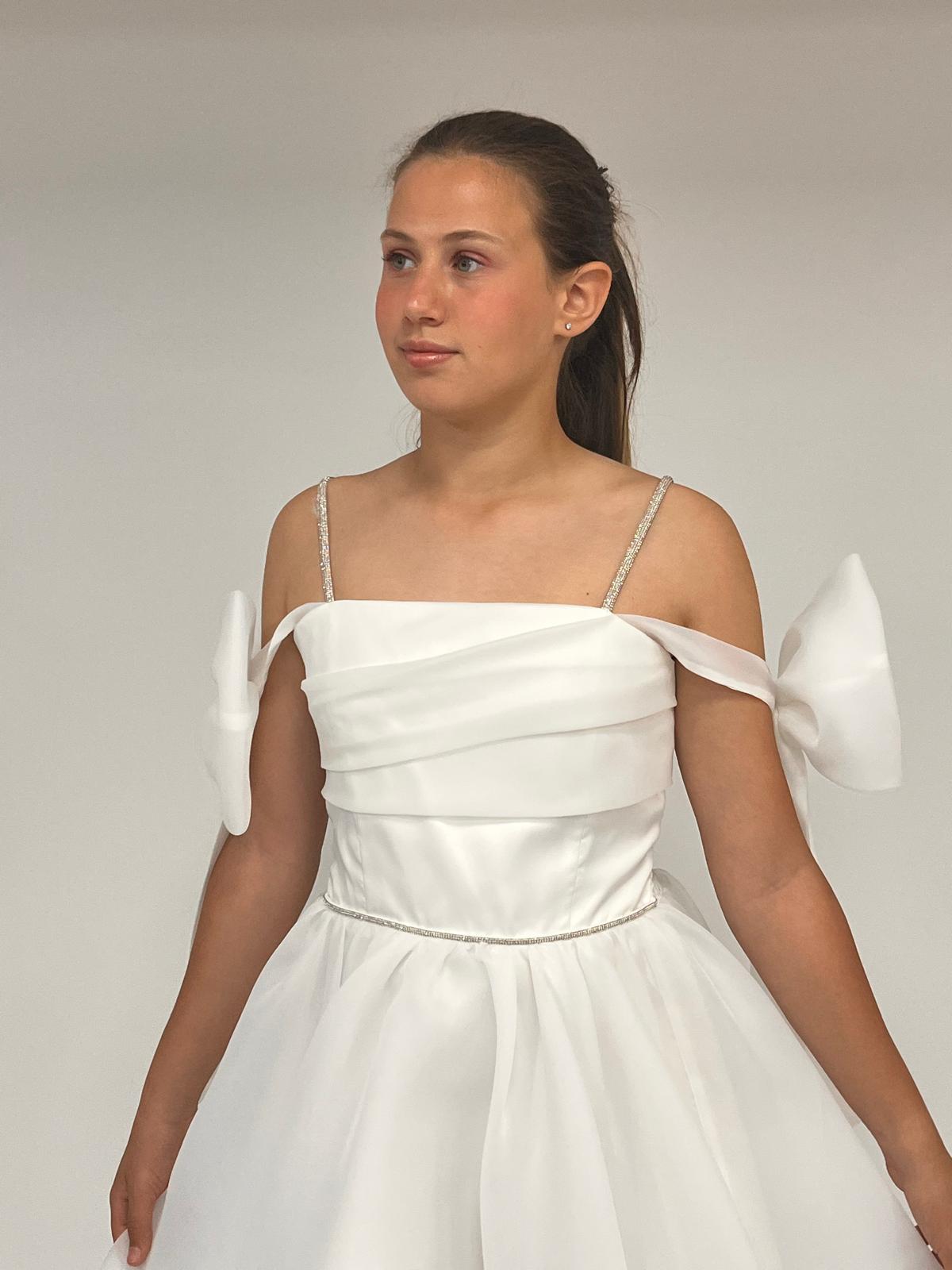 Kız Çocuk Abiye Beyaz Şifon Şerit Taş Askılı Kolları Düşük Fiyonk Detaylı Kısa Abiye Elbise 10-15 Yaş