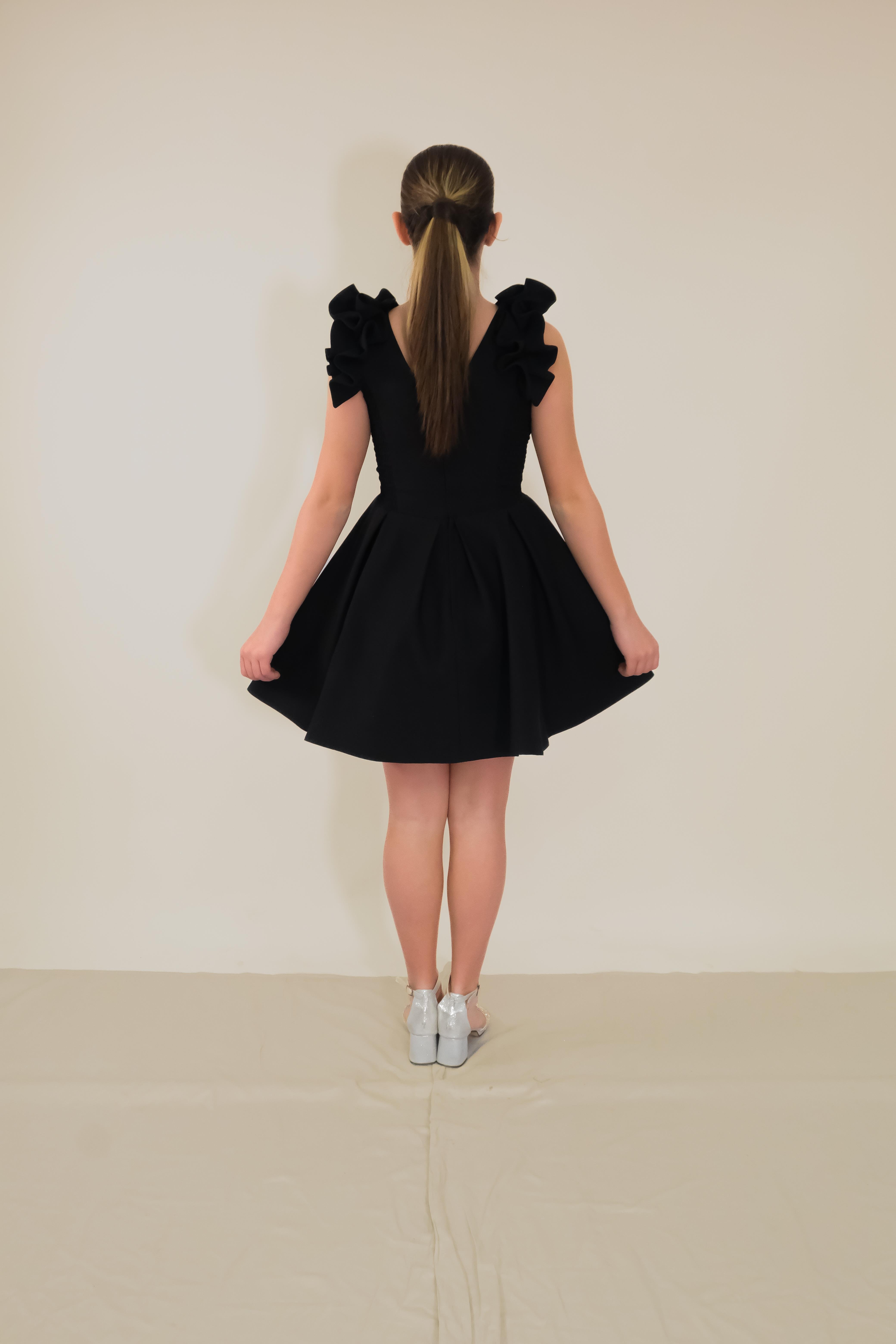 Kız Çocuk Abiye Siyah Krep Kumaş Kolları Farbalı Şerit Taş Detaylı Kısa Abiye Elbise 10-15 Yaş