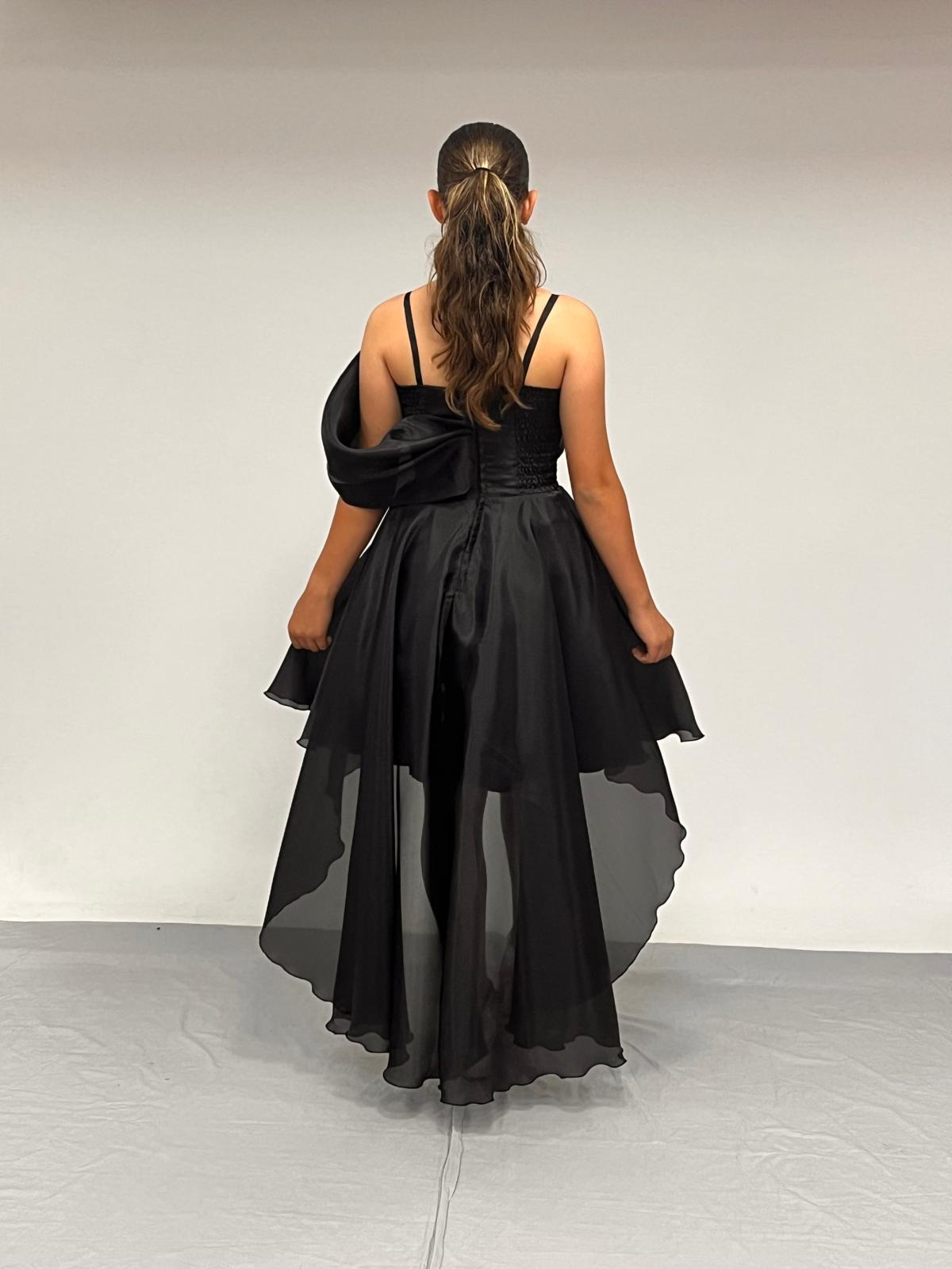 Kız Çocuk Abiye Askılı Siyah Tek Omuz Gül Detaylı Kuyruklu Şifon  Abiye Elbise 10-15 Yaş