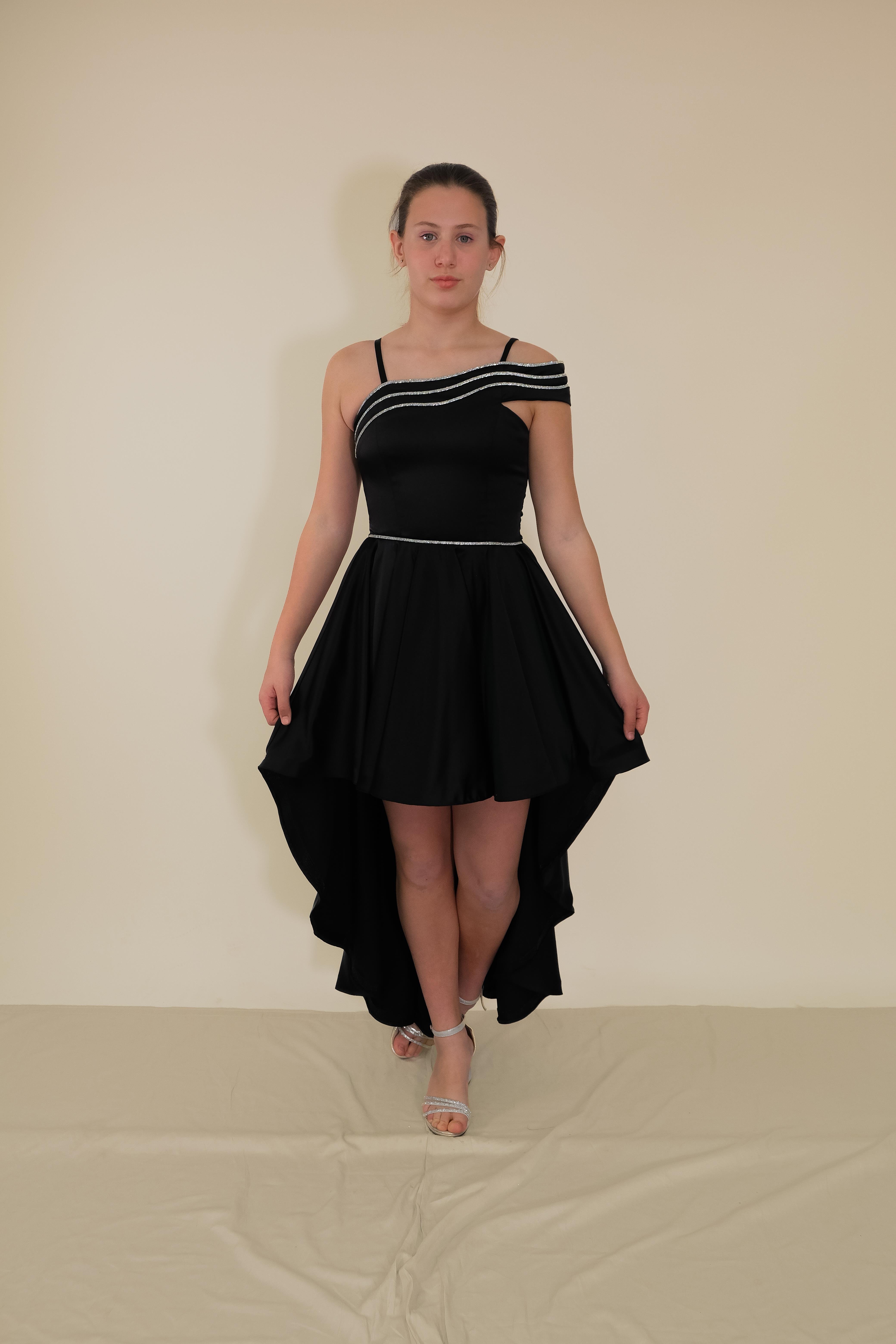 Kız Çocuk Abiye Siyah Saten Kuyruklu Yaka Şerit Taşlı Tek Kol Çıkabilen Tül Abiye Elbise 10-15 Yaş