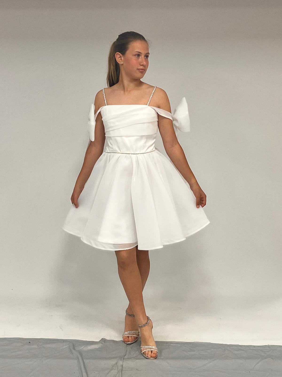 Kız Çocuk Abiye Beyaz Şifon Şerit Taş Askılı Kolları Düşük Fiyonk Detaylı Kısa Abiye Elbise 10-15 Yaş