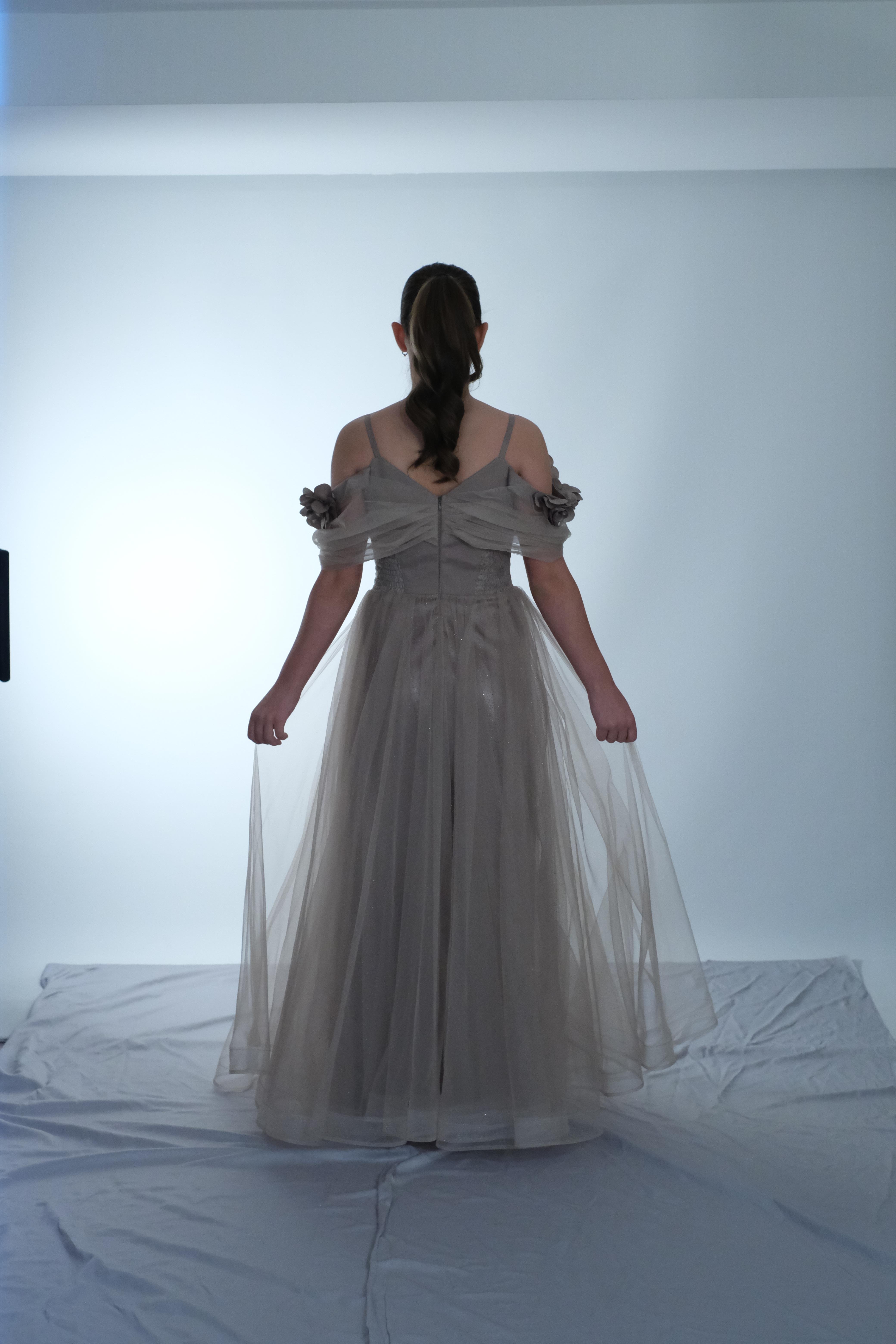 Kız Çocuk Abiye Vizon Tül Uzun Uçuş Uçuş Kolları Düşük Kol Çiçek Detaylı  Abiye Elbise 6-15 Yaş