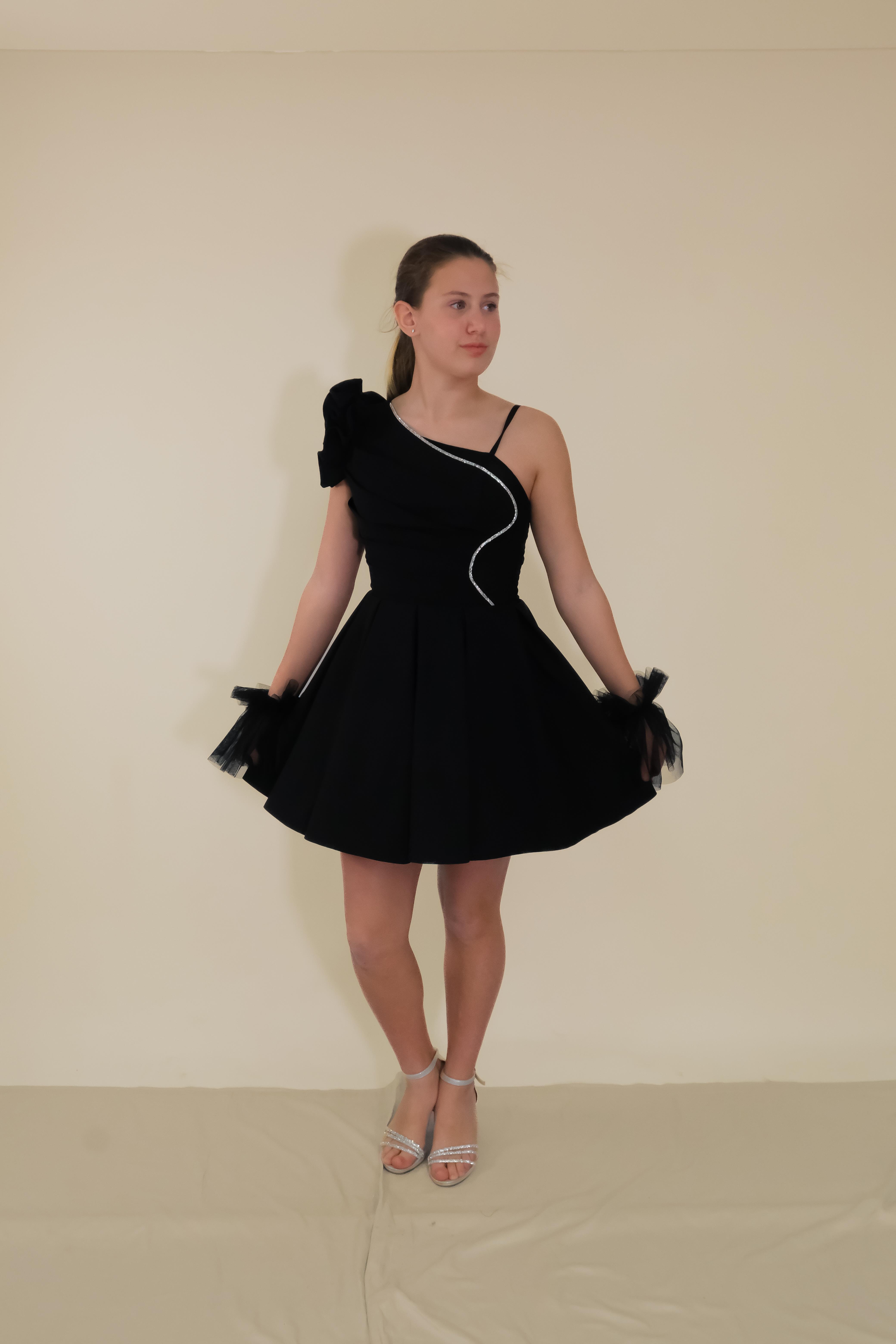 Kız Çocuk Abiye Siyah Askılı Krep Kumaş Tek Omuz Farbalı  Şerit Taş ve Tül Detaylı Eldivenli Kısa Abiye Elbise 10-15 Yaş