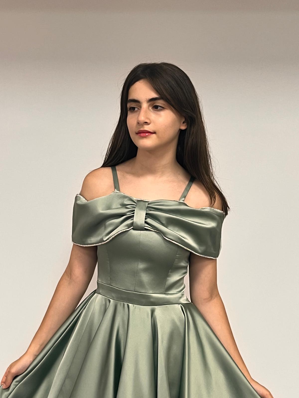 Kız Çocuk Abiye Yeşil Saten Kurdela Yaka Düşük Omuz Askılı Önü Kısa Kuyruklu Abiye Elbise 10-15 Yaş
