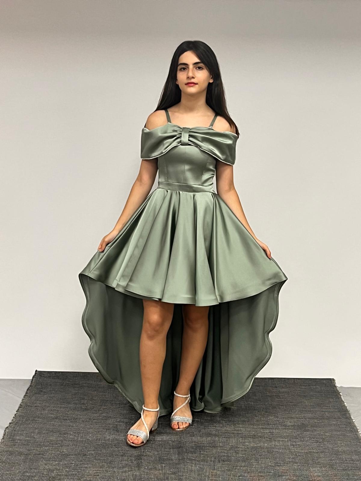 Kız Çocuk Abiye Yeşil Saten Kurdela Yaka Düşük Omuz Askılı Önü Kısa Kuyruklu Abiye Elbise 10-15 Yaş