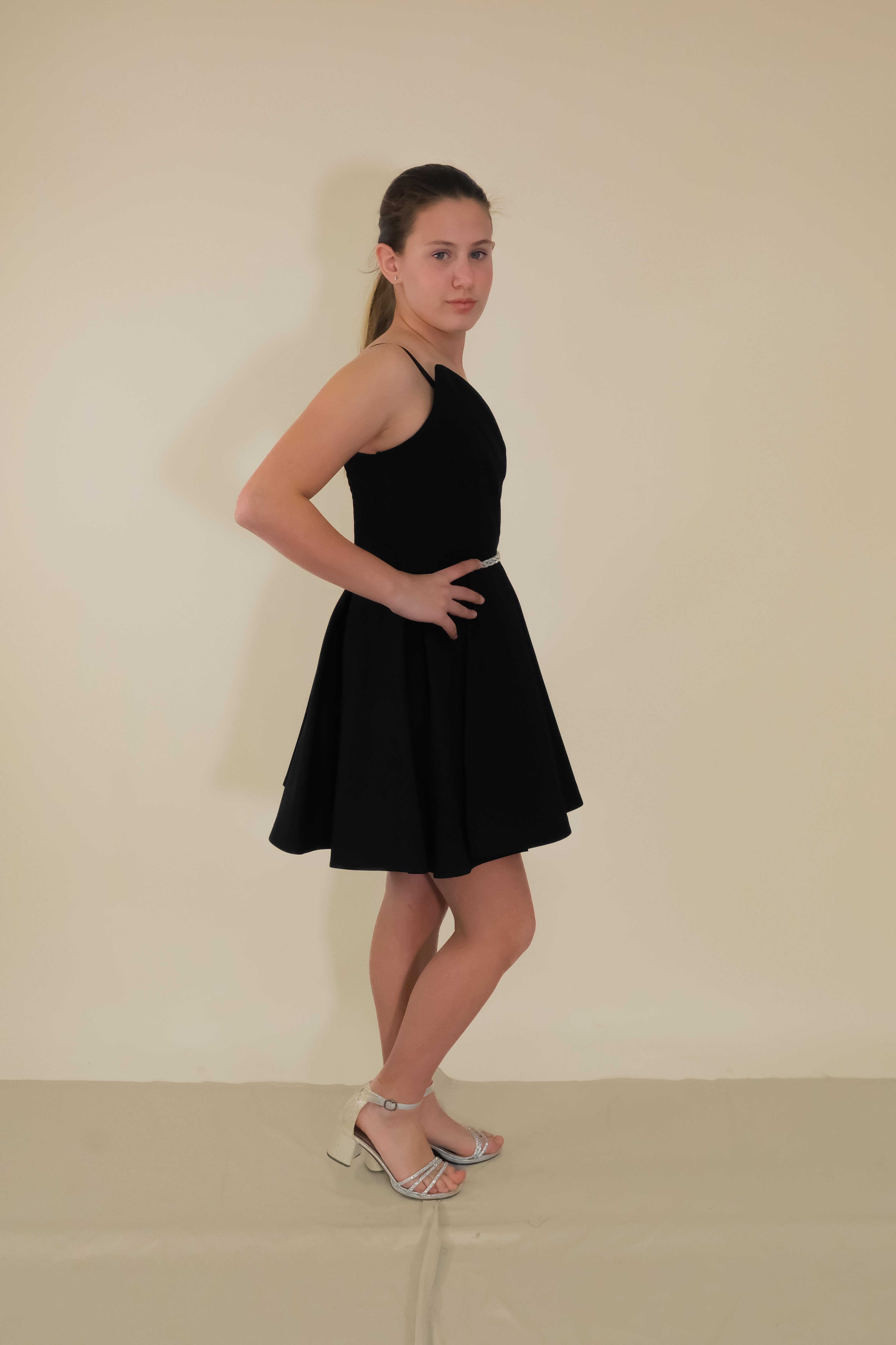 Kız Çocuk Abiye Siyah Krep Kumaş  Askılı  Drapeli Beli Örgü Taş Detaylı Abiye Elbise 10-15 Yaş