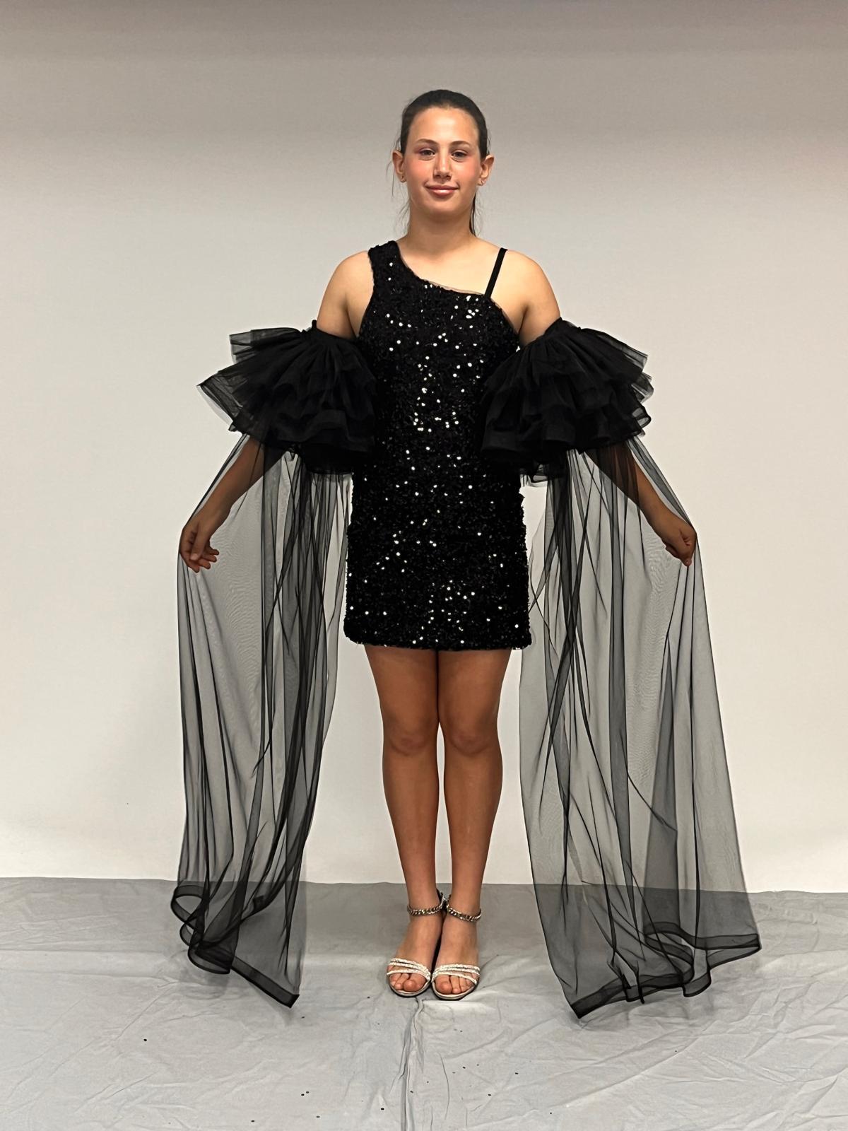 Kız Çocuk Abiye Siyah Tek Omuz Asimetsik Kesim Pul Payet İşlemeli  Tül Kol Detaylı 10-15 Yaş