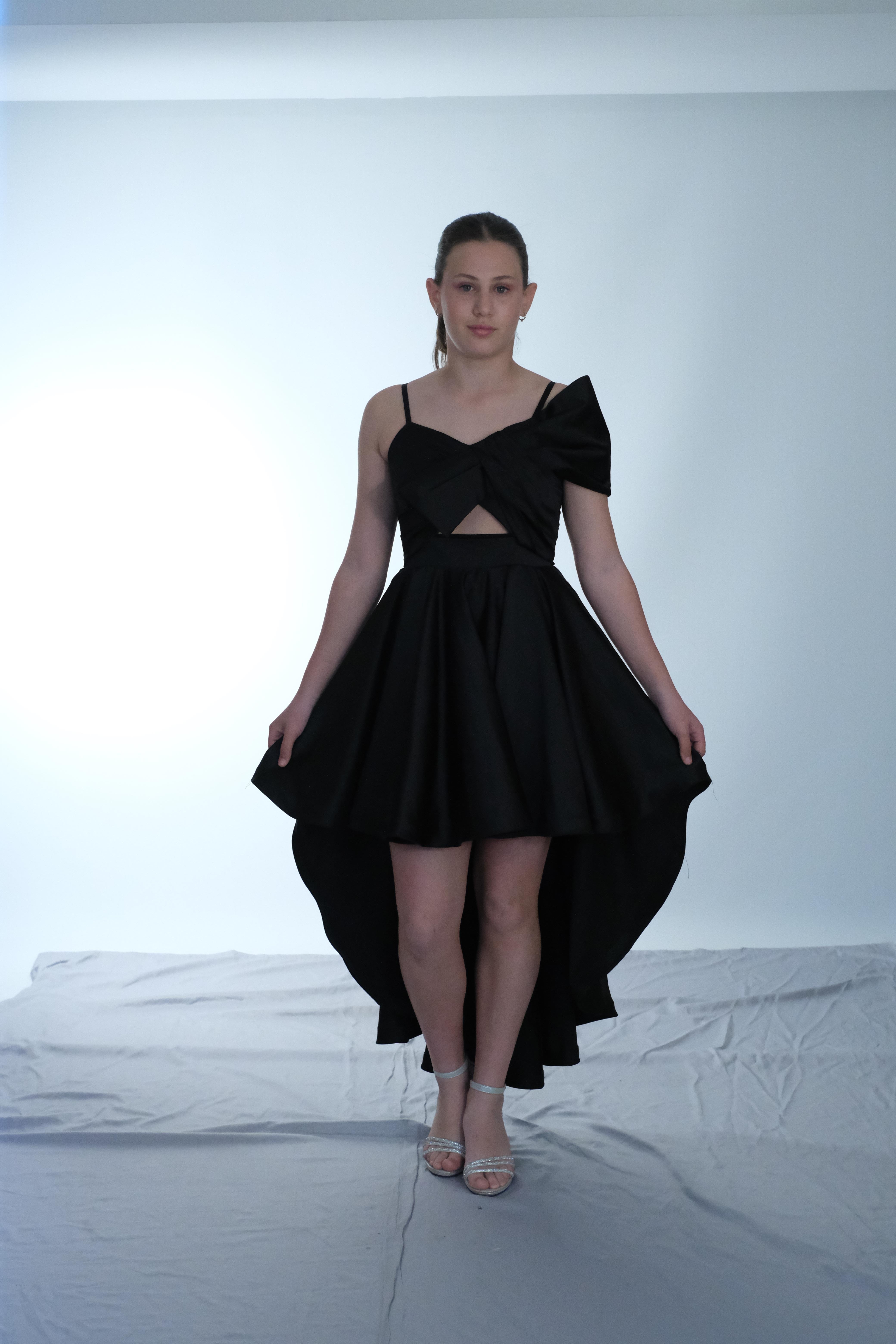 Kız Çocuk Abiye Siyah Askılı Saten Kuyruklu Önü Kurdele Detaylı Kız Çocuk Abiye 10-15 Yaş