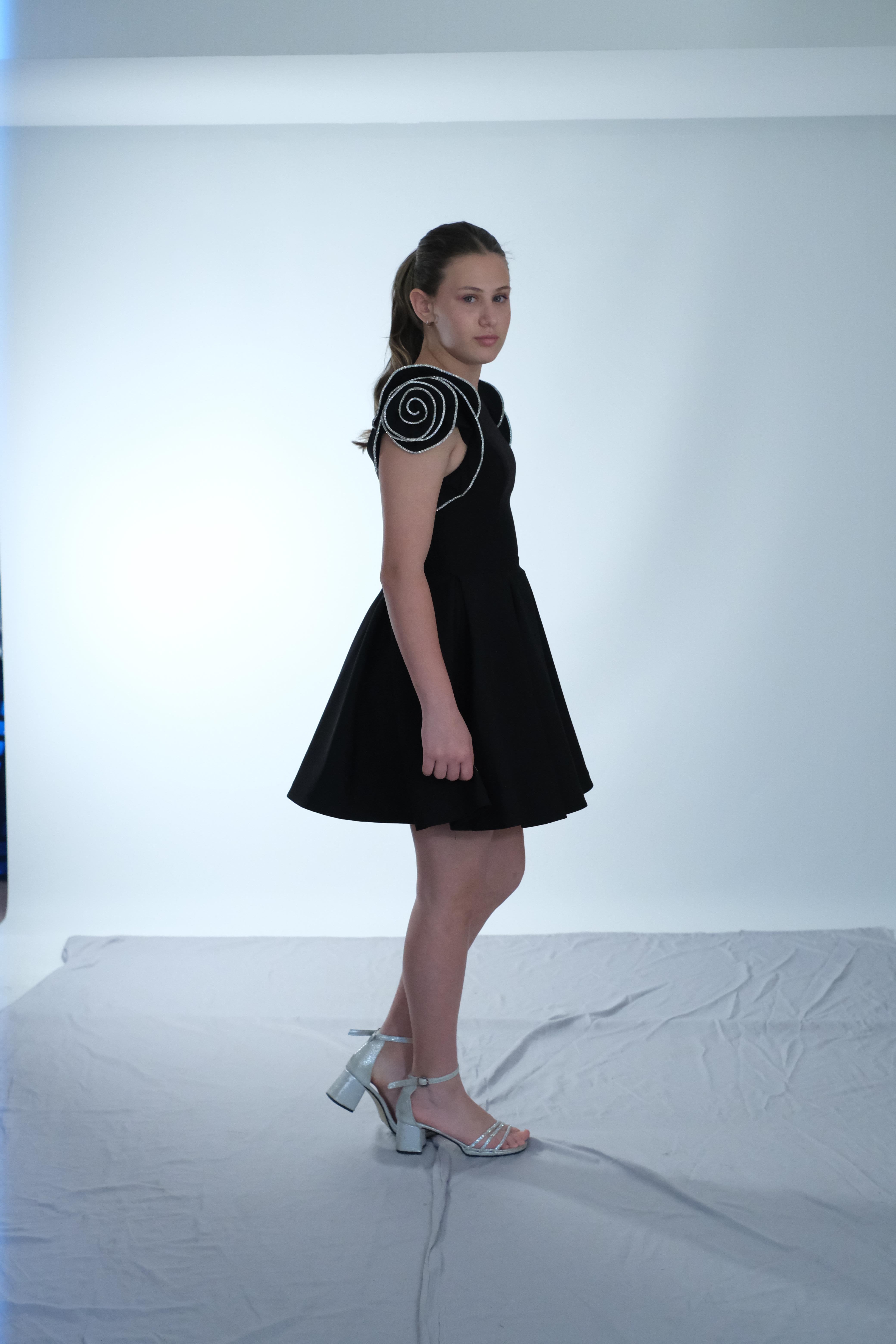 Kız Çocuk Abiye Siyah Krep Kumaş Kolları Güllü Şerit Taş Detaylı Kısa Abiye Elbise 10-15 Yaş