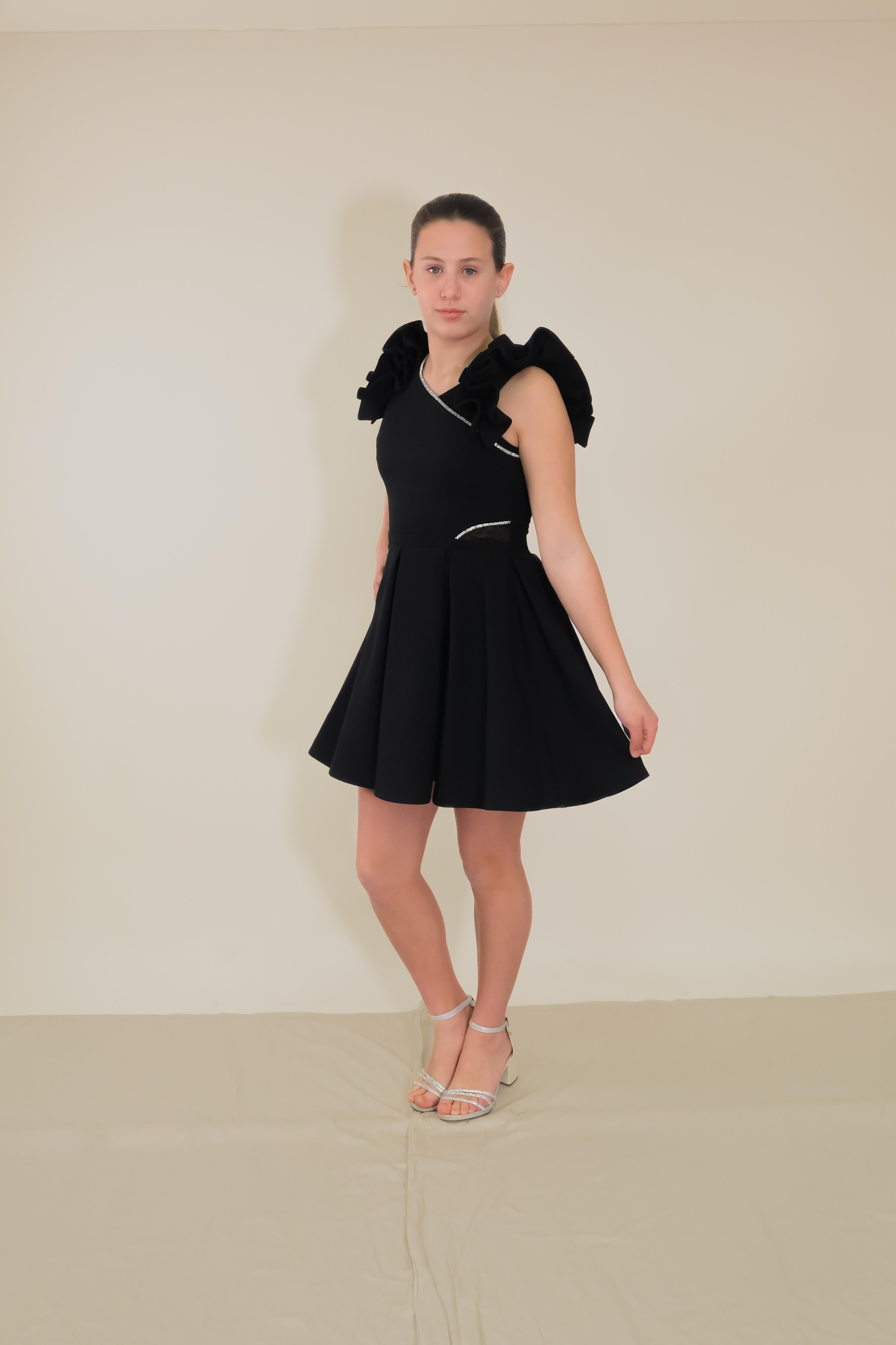 Kız Çocuk Abiye Siyah Krep Kumaş Kolları Farbalı Şerit Taş Detaylı Kısa Abiye Elbise 10-15 Yaş