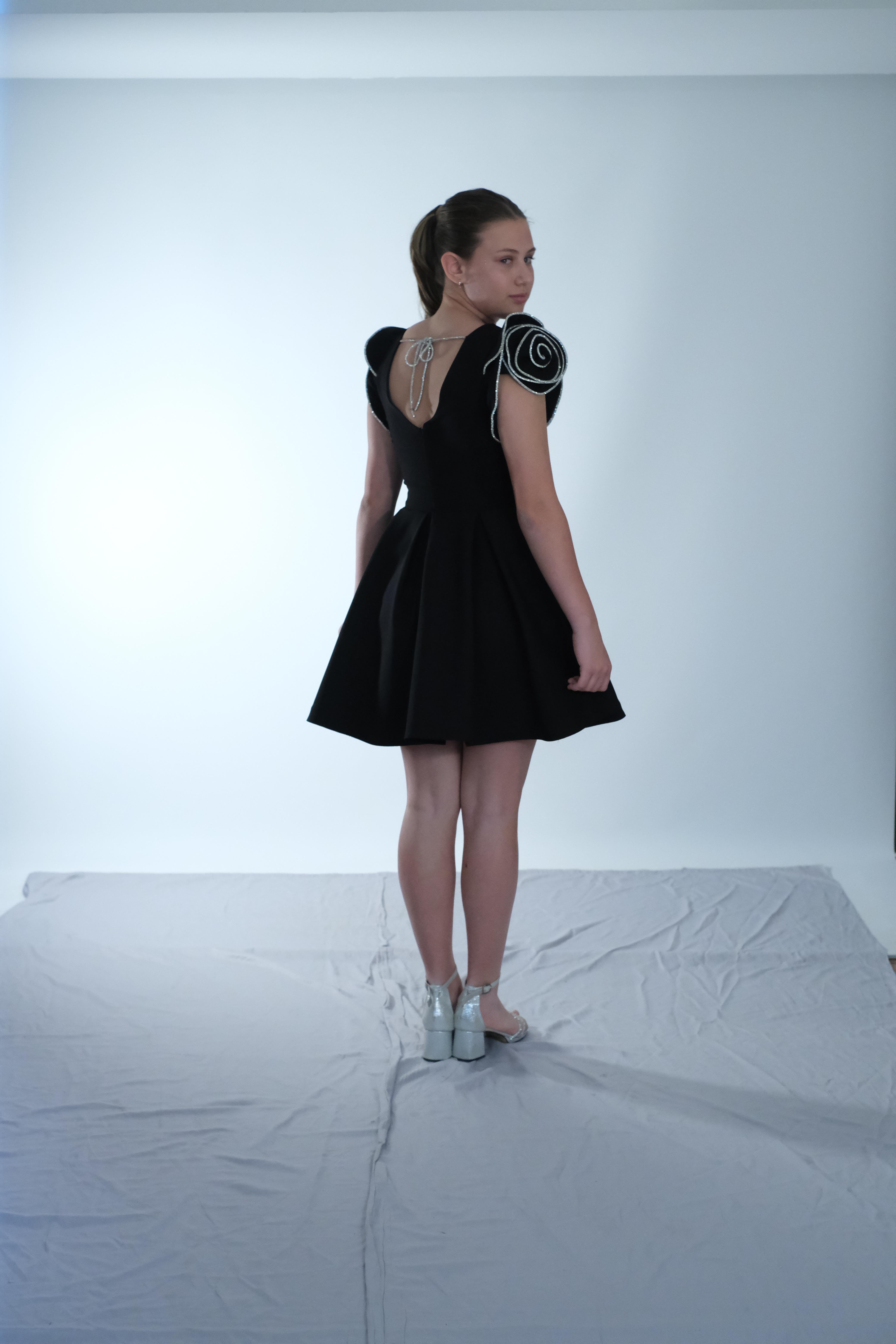 Kız Çocuk Abiye Siyah Krep Kumaş Kolları Güllü Şerit Taş Detaylı Kısa Abiye Elbise 10-15 Yaş