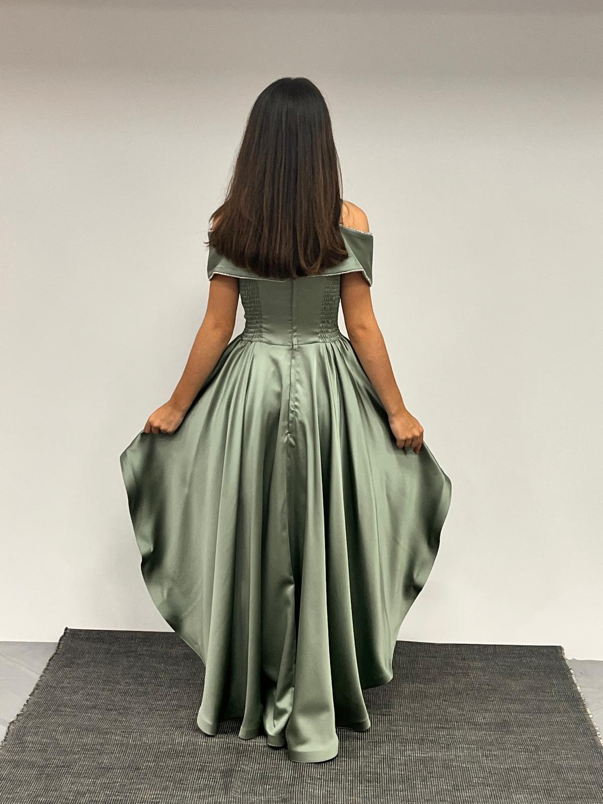 Kız Çocuk Abiye Yeşil Saten Kurdela Yaka Düşük Omuz Askılı Önü Kısa Kuyruklu Abiye Elbise 10-15 Yaş