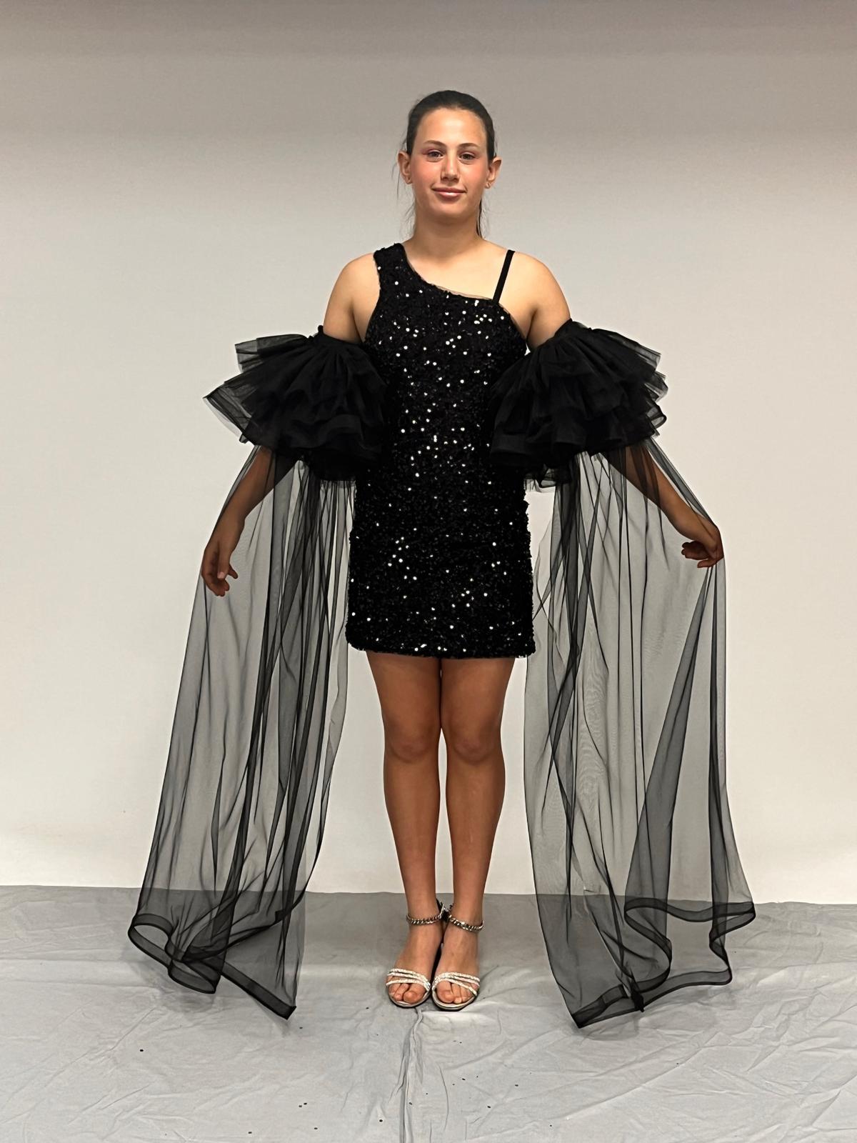 Kız Çocuk Abiye Siyah Tek Omuz Asimetsik Kesim Pul Payet İşlemeli  Tül Kol Detaylı 10-15 Yaş