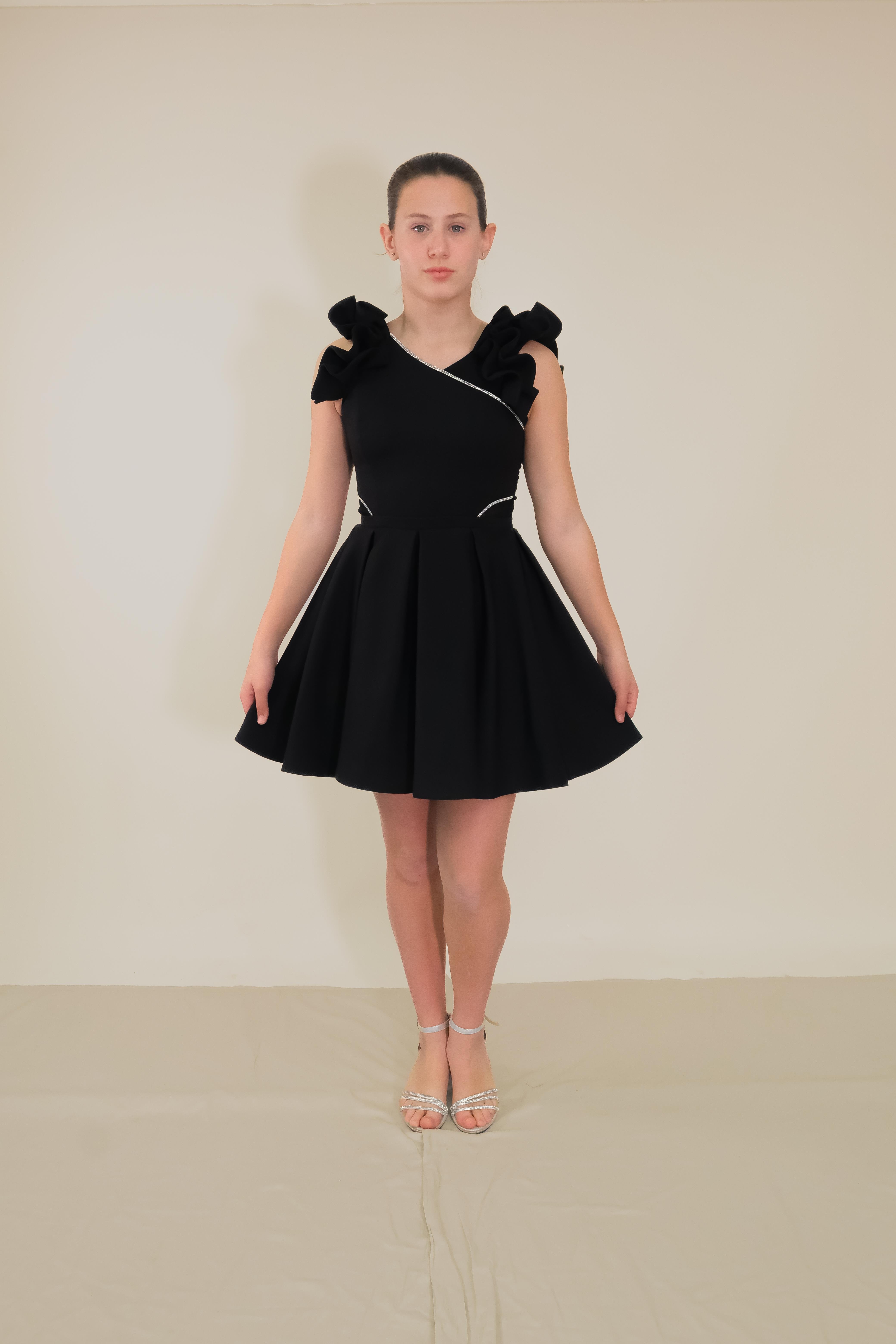 Kız Çocuk Abiye Siyah Krep Kumaş Kolları Farbalı Şerit Taş Detaylı Kısa Abiye Elbise 10-15 Yaş