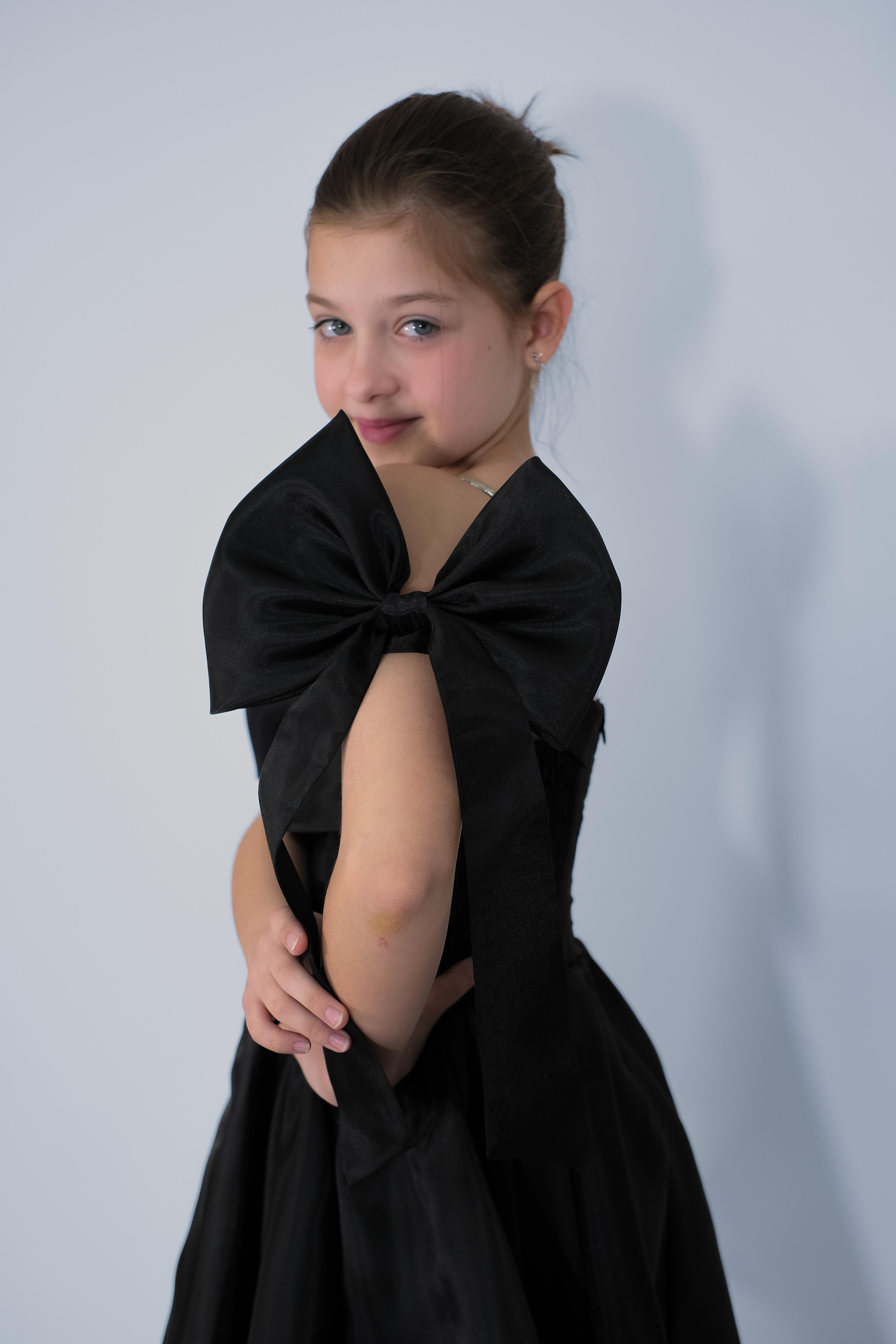 Kız Çocuk Abiye Siyah Şifon Kolları Düşük  Fiyonk Detaylı Kuyruklu Abiye Elbise 10-15 Yaş