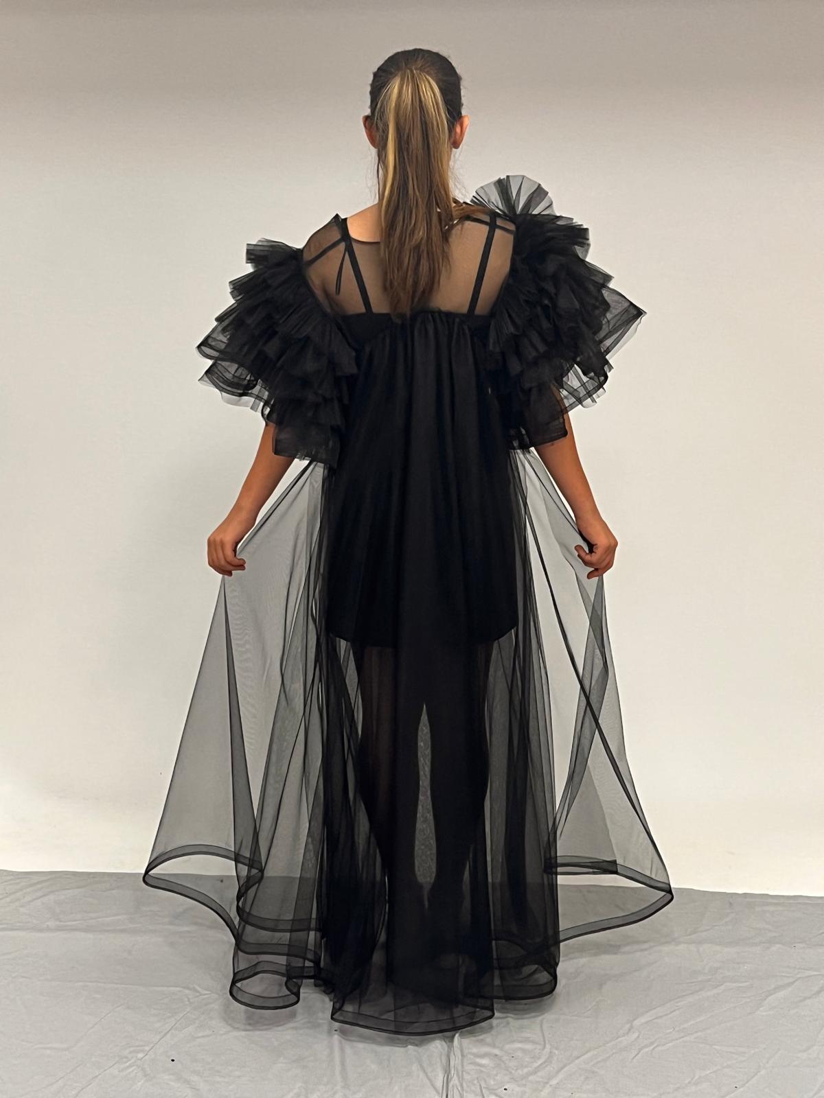 Kız Çocuk Abiye Siyah Krep Kumaş  Askılı Taş Şerit İşlemeli Kolları Farbalı Çıkabilen Pelerin  Detaylı İllüzyon Yaka  Abiye Elbise 10-15 Yaş