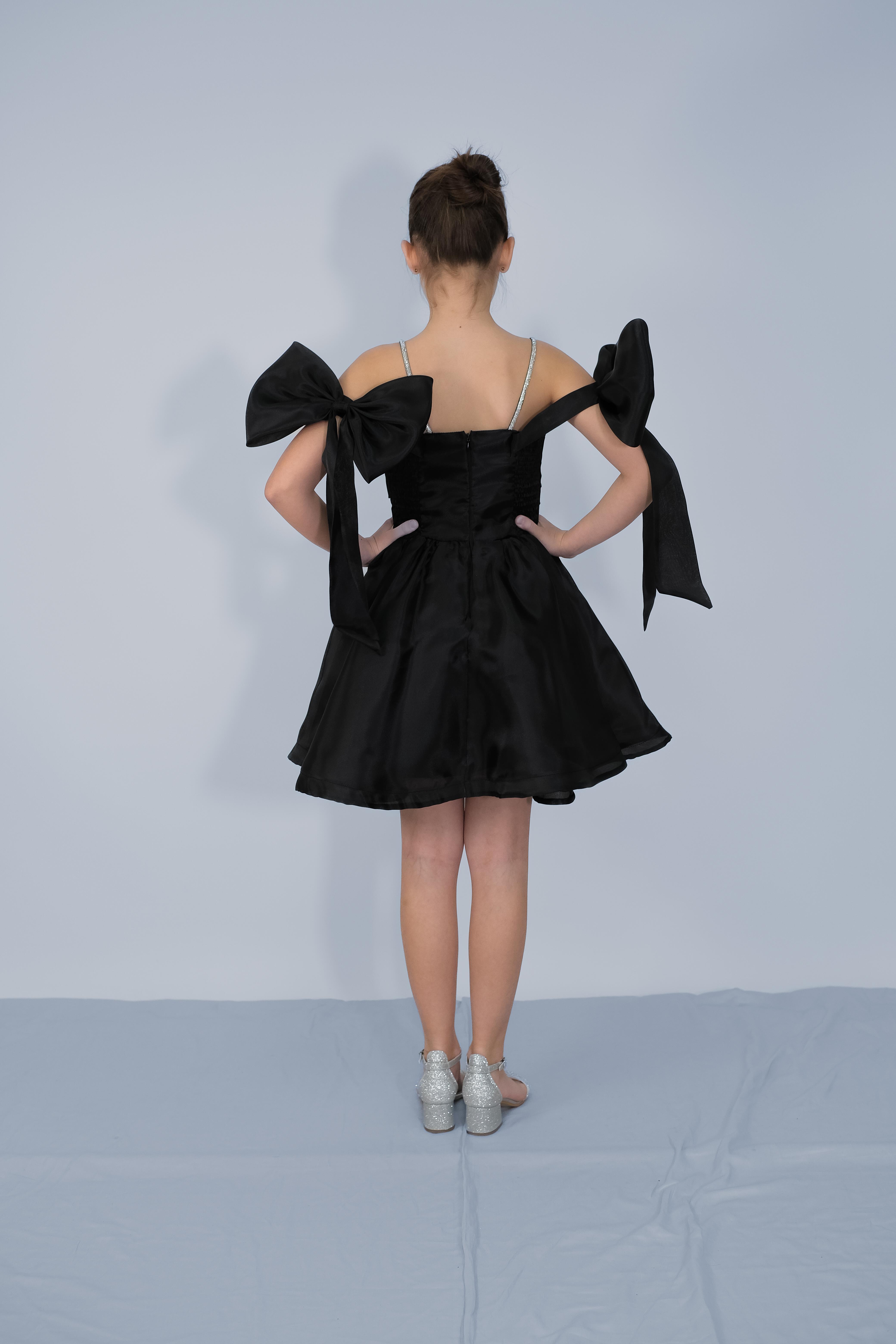 Kız Çocuk Abiye Siyah Şifon Şerit Taş Askılı Kolları Düşük Fiyonk Detaylı Kısa Abiye Elbise 10-15 Yaş