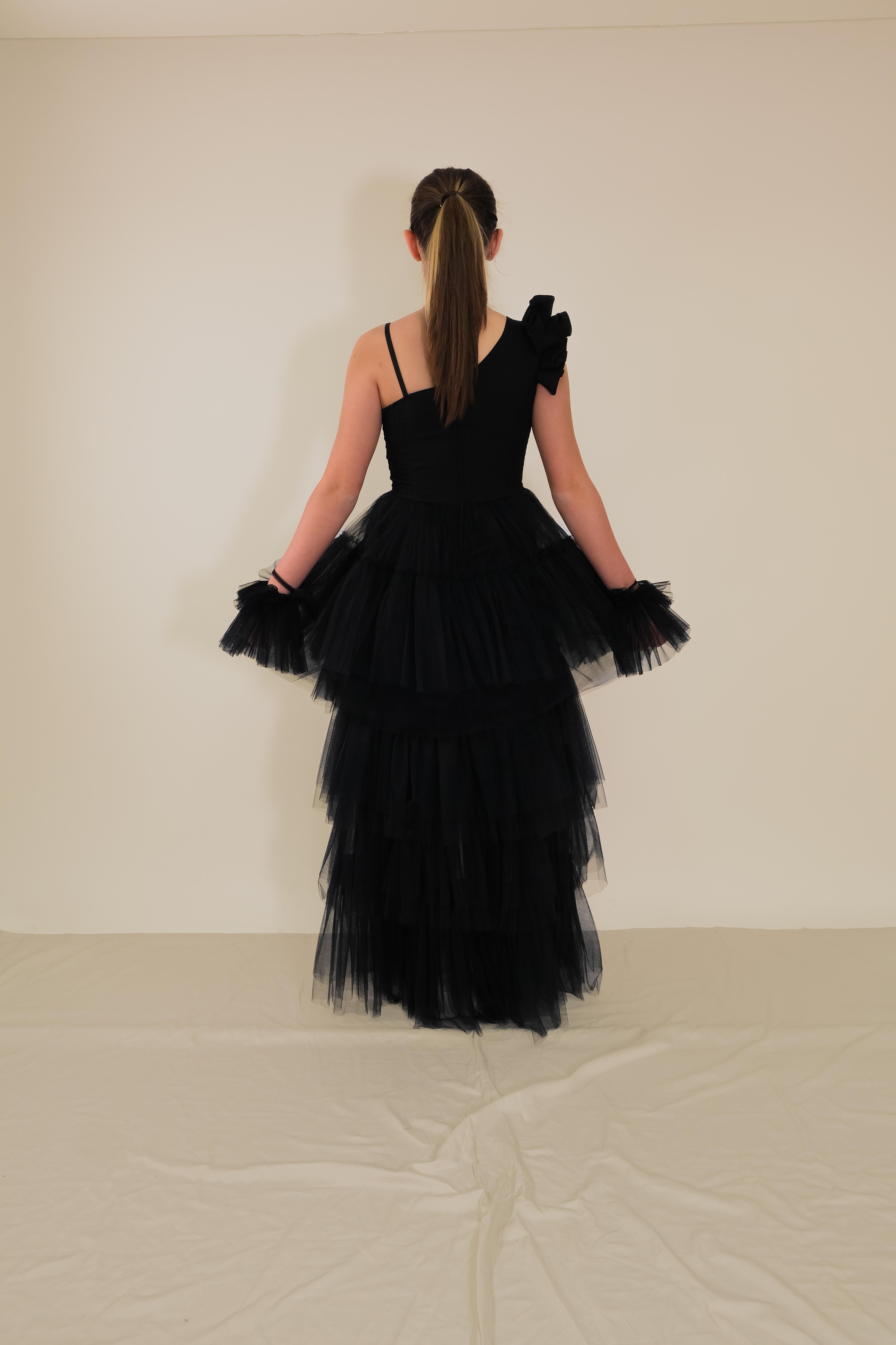 Kız Çocuk Abiye Siyah Önü Kısa Kuyruklu Tek Omuz Farbalı Şerit Taş Detaylı Eldivenli Abiye Elbise 10-15 Yaş