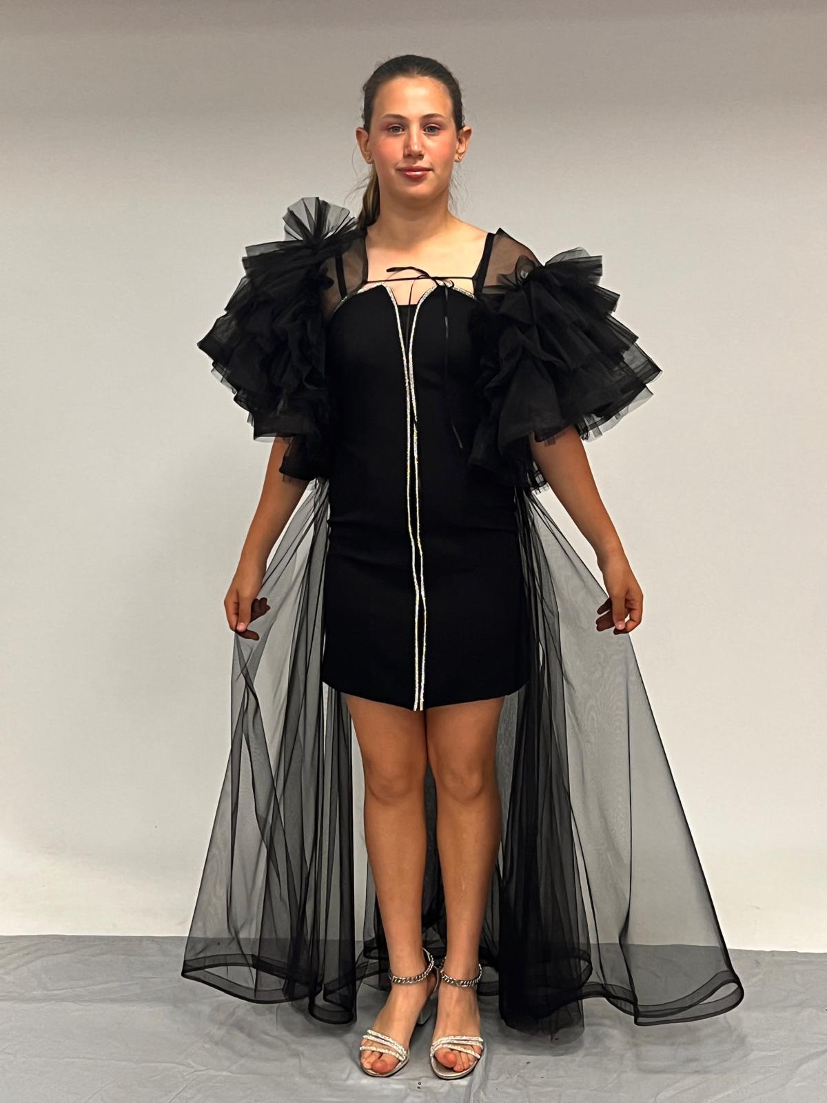 Kız Çocuk Abiye Siyah Krep Kumaş  Askılı Taş Şerit İşlemeli Kolları Farbalı Çıkabilen Pelerin  Detaylı İllüzyon Yaka  Abiye Elbise 10-15 Yaş