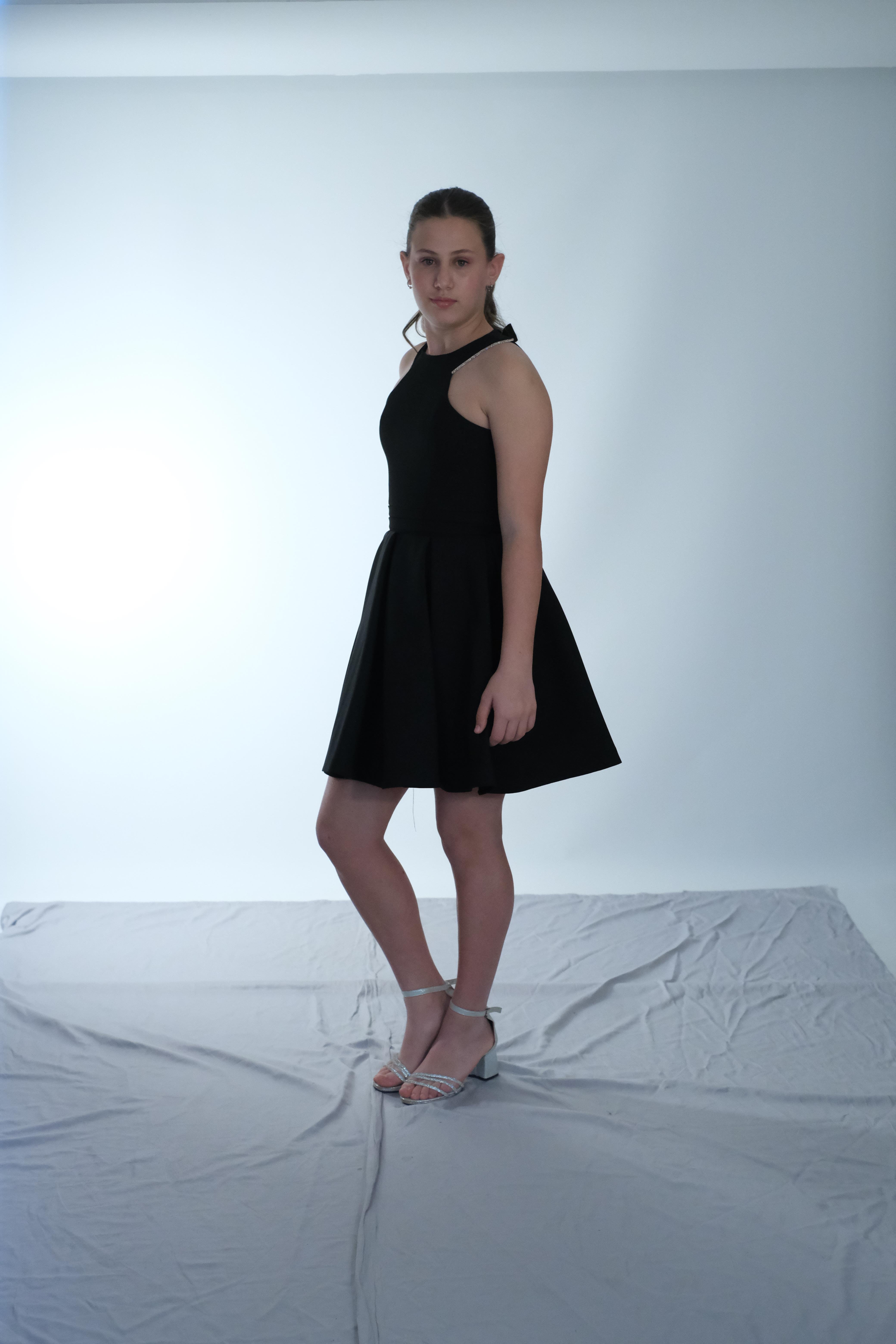 Kız Çocuk Abiye Siyah Krep Kumaş Halter Yaka Sırt Fiyonk Şerit Taş Detaylı Abiye 10-15 Yaş