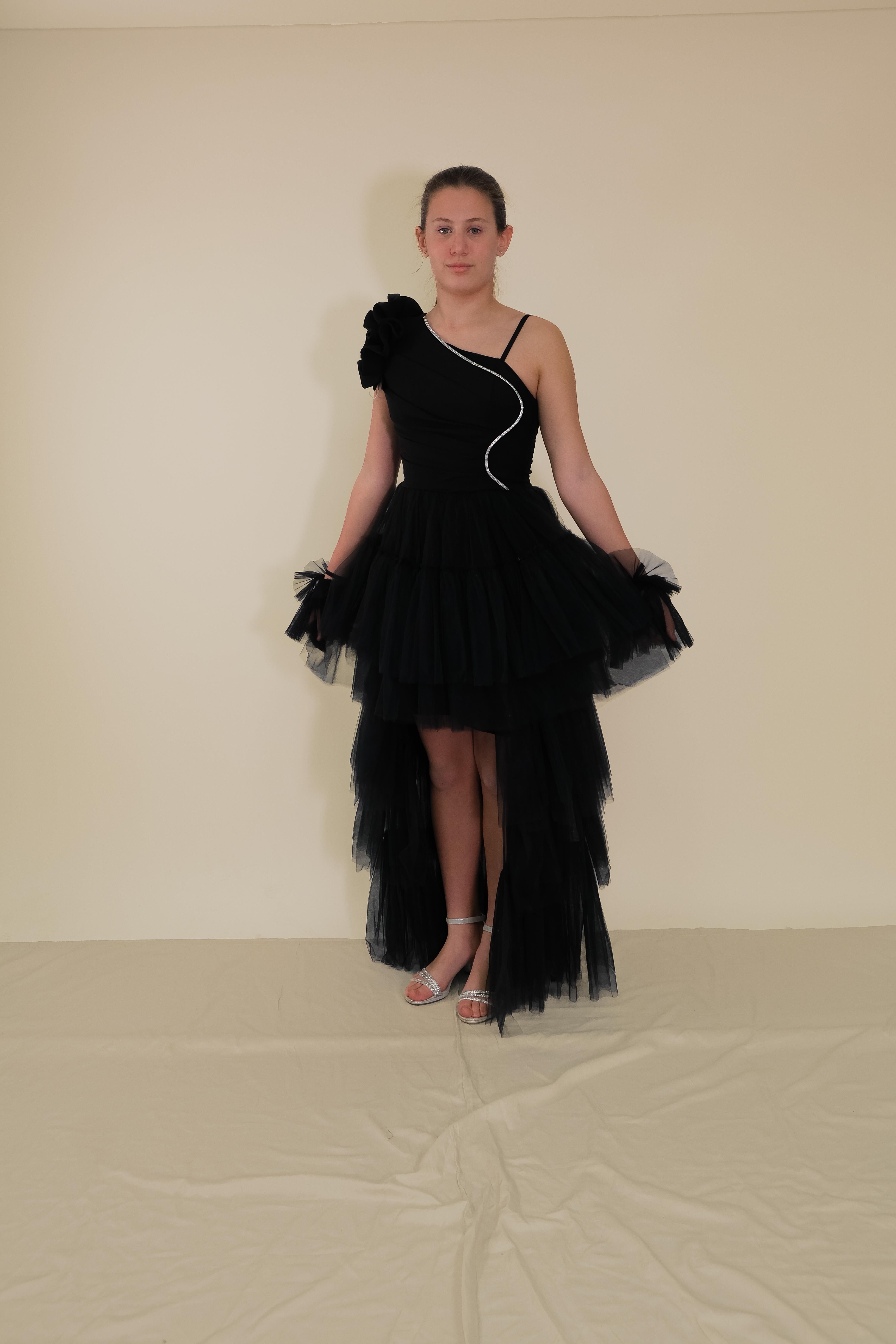 Kız Çocuk Abiye Siyah Önü Kısa Kuyruklu Tek Omuz Farbalı Şerit Taş Detaylı Eldivenli Abiye Elbise 10-15 Yaş