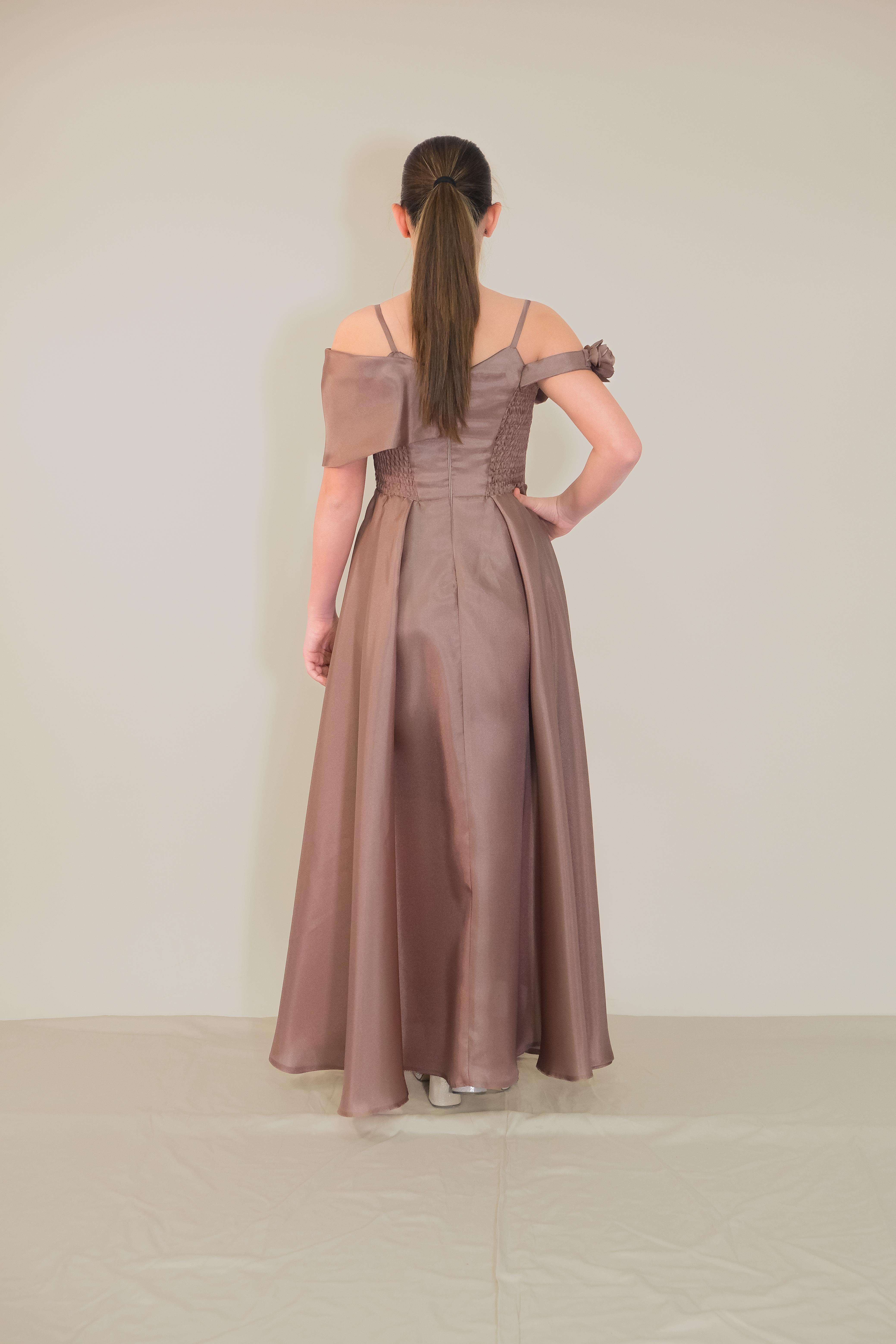 Kız Çocuk Abiye Uzun Prada Kumaş Bronz  Askılı Kolu Çiçek Detaylı Düşük Omuzlu Abiye Elbise 10-14 Yaş