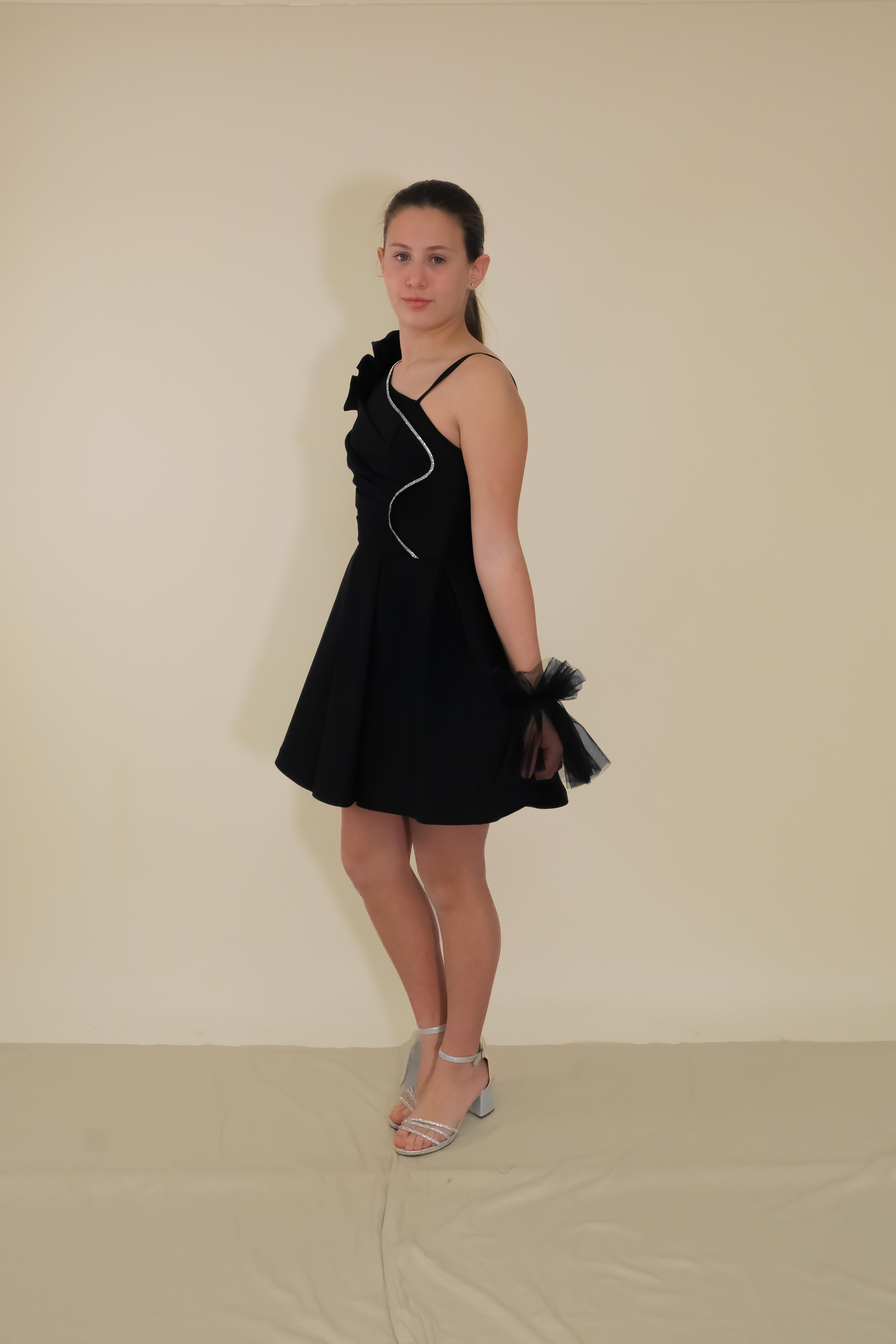 Kız Çocuk Abiye Siyah Askılı Krep Kumaş Tek Omuz Farbalı  Şerit Taş ve Tül Detaylı Eldivenli Kısa Abiye Elbise 10-15 Yaş