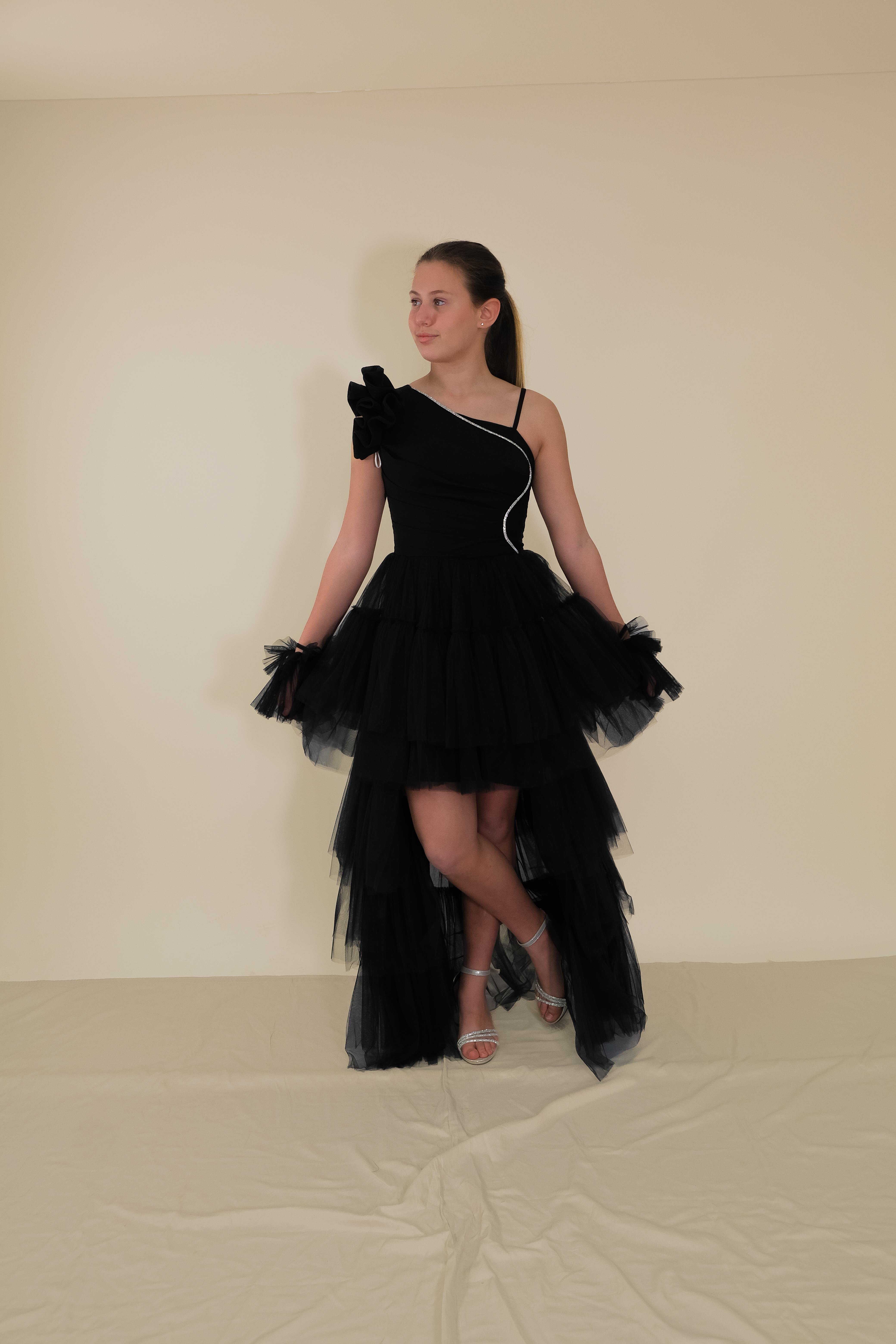 Kız Çocuk Abiye Siyah Önü Kısa Kuyruklu Tek Omuz Farbalı Şerit Taş Detaylı Eldivenli Abiye Elbise 10-15 Yaş