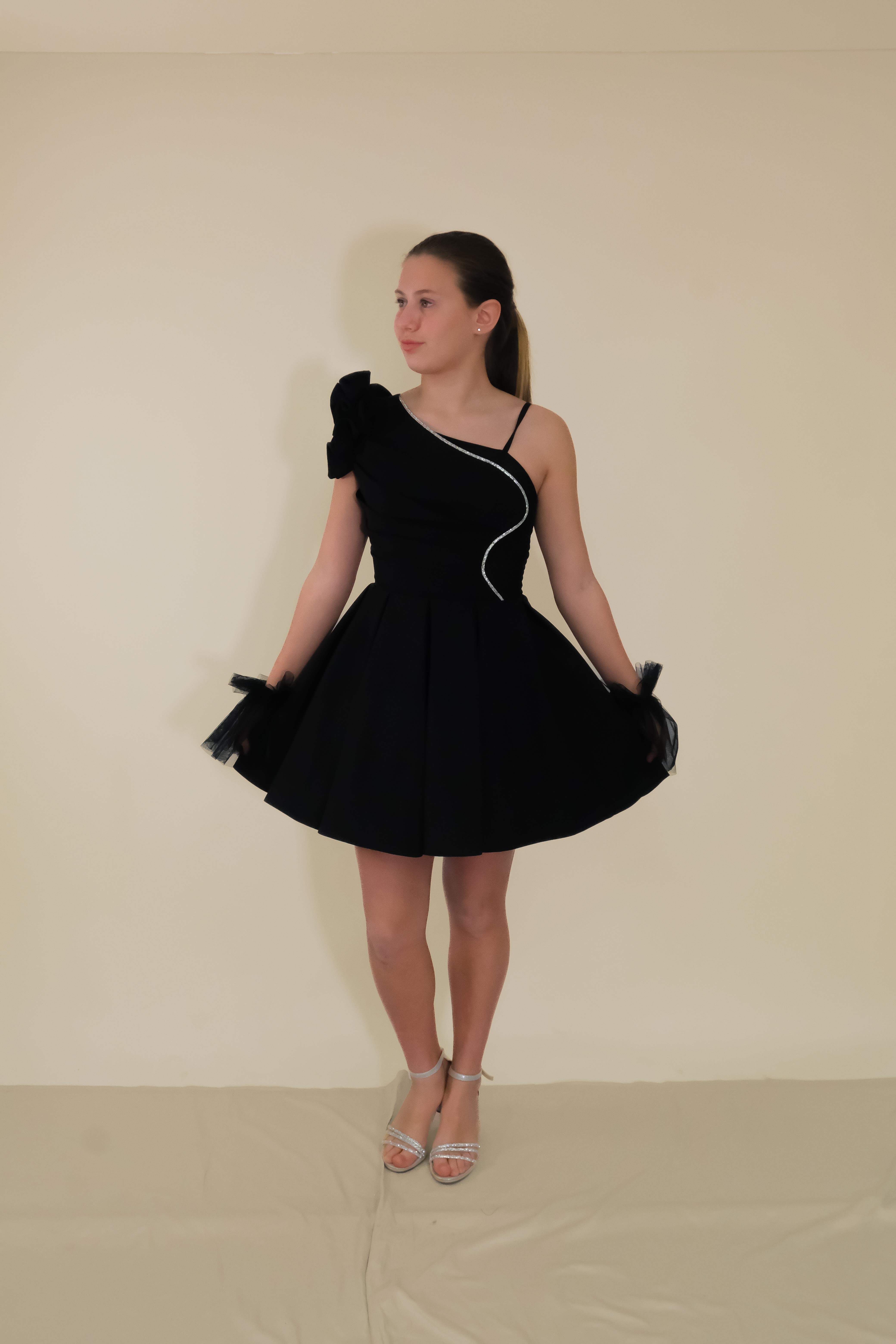 Kız Çocuk Abiye Siyah Askılı Krep Kumaş Tek Omuz Farbalı  Şerit Taş ve Tül Detaylı Eldivenli Kısa Abiye Elbise 10-15 Yaş