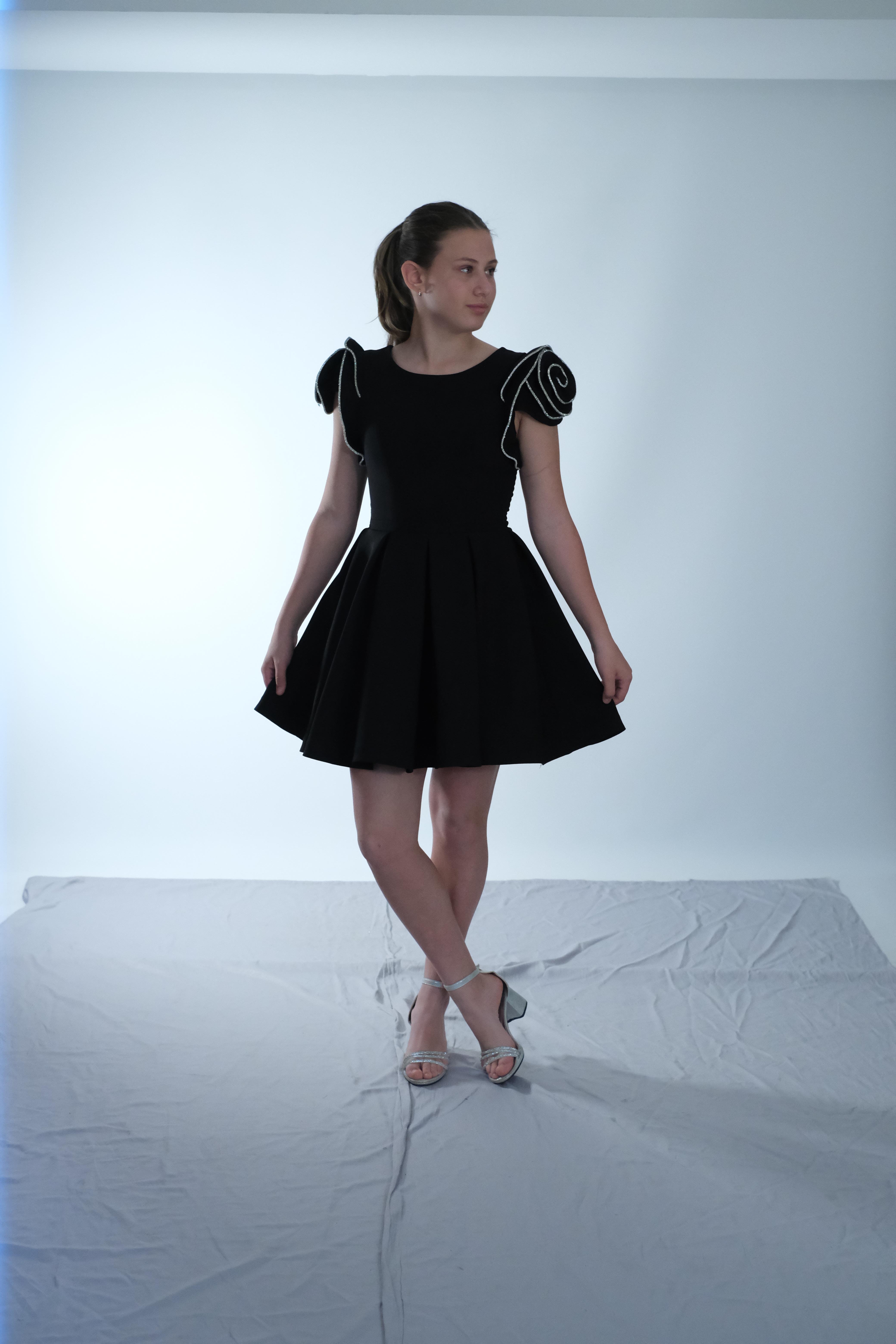 Kız Çocuk Abiye Siyah Krep Kumaş Kolları Güllü Şerit Taş Detaylı Kısa Abiye Elbise 10-15 Yaş