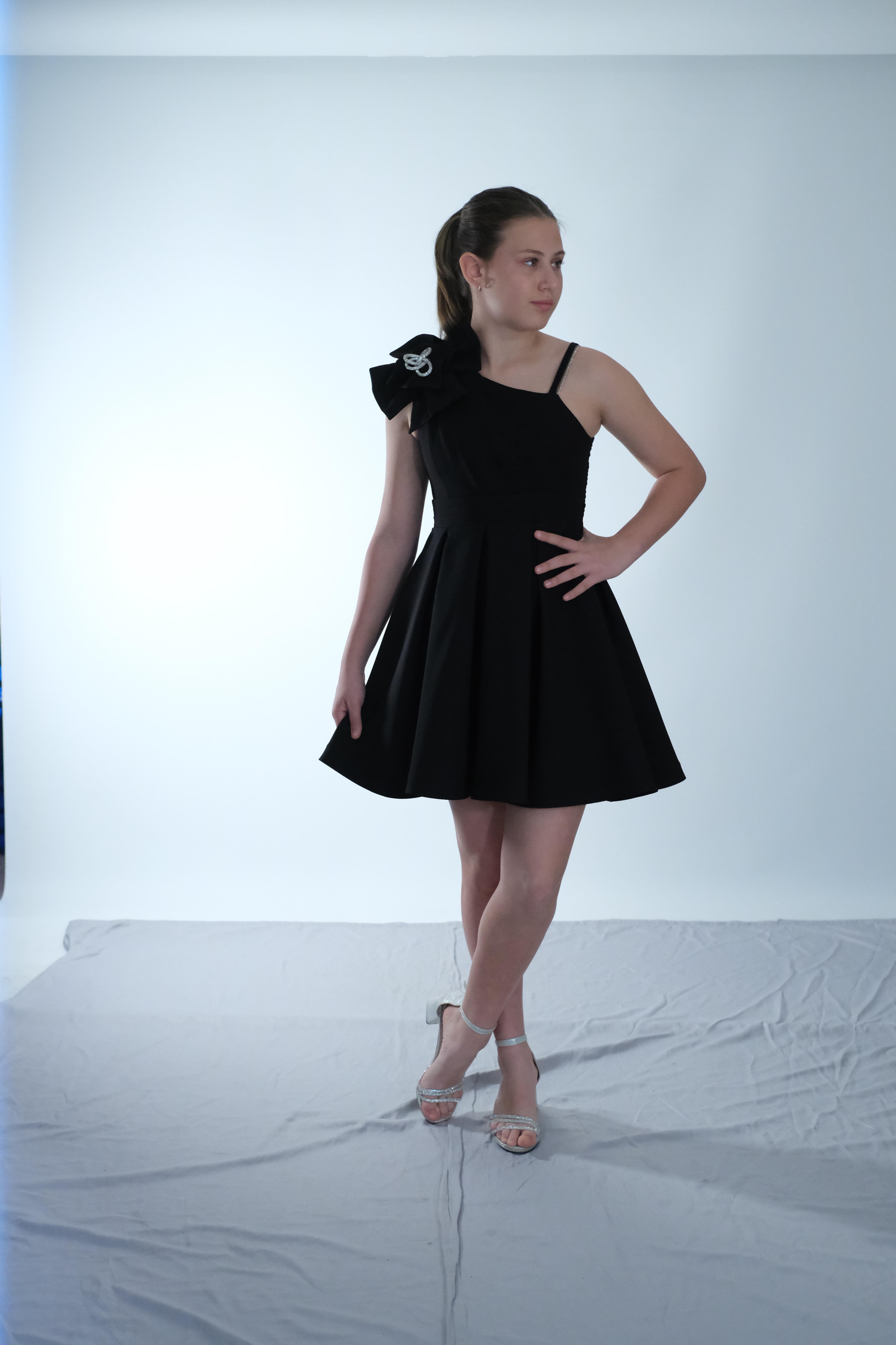 Kız Çocuk Abiye Siyah Askılı Krep Kumaş Tek Omuz Fiyonk Detay  Şerit Taşlı Kısa Abiye Elbise 9-14 Yaş