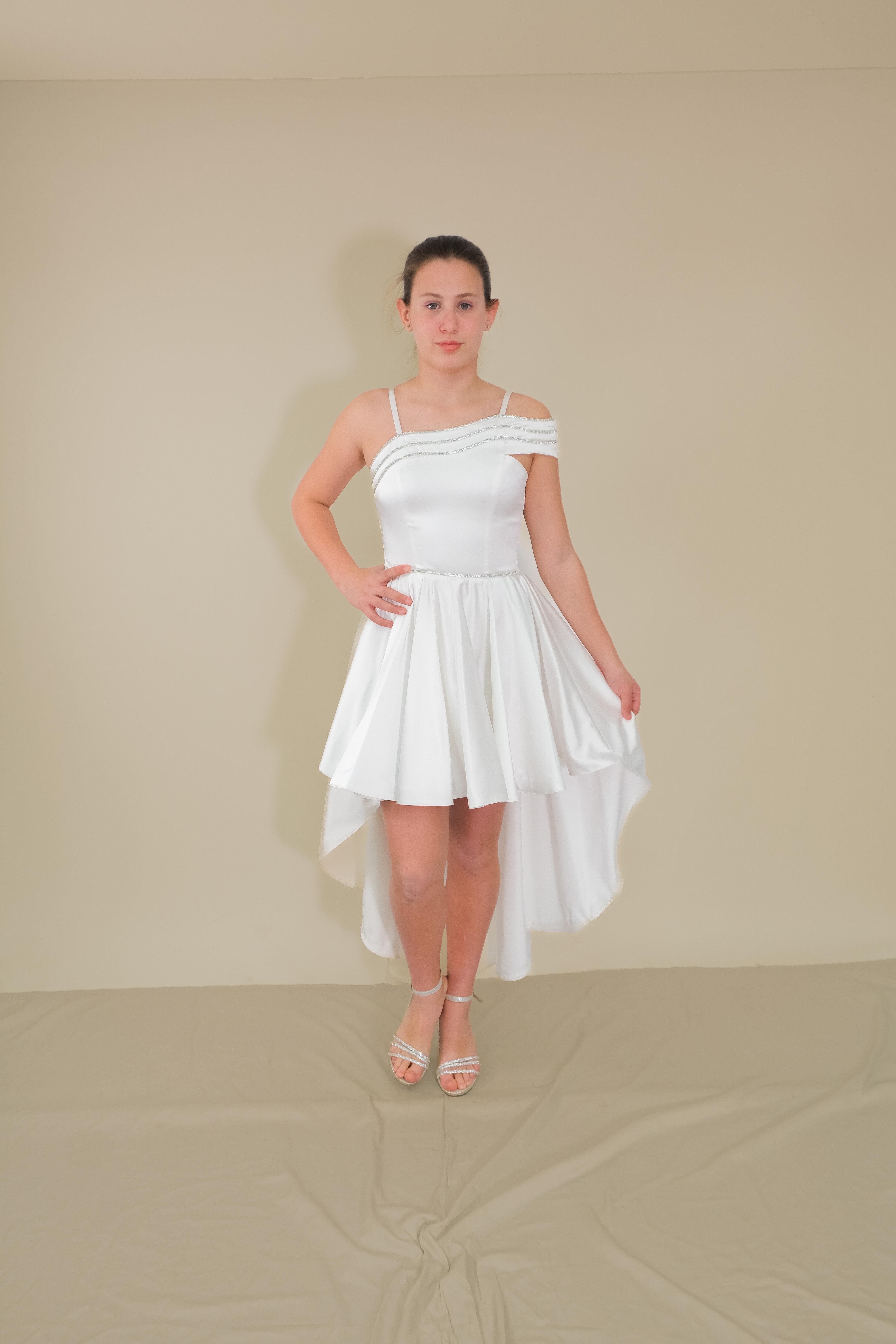 Kız Çocuk Abiye Krem Saten Kuyruklu Yaka Şerit Taşlı Tek Kol Çıkabilen Tül Abiye Elbise 10-15 Yaş