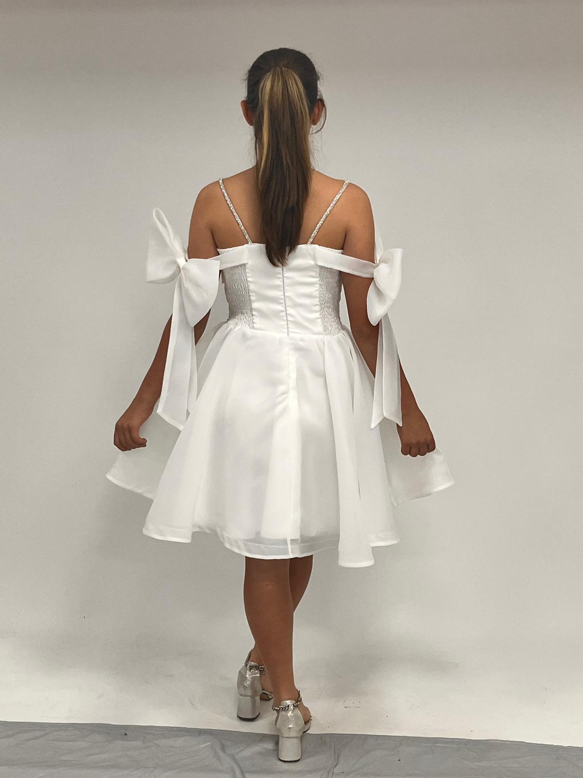 Kız Çocuk Abiye Beyaz Şifon Şerit Taş Askılı Kolları Düşük Fiyonk Detaylı Kısa Abiye Elbise 10-15 Yaş