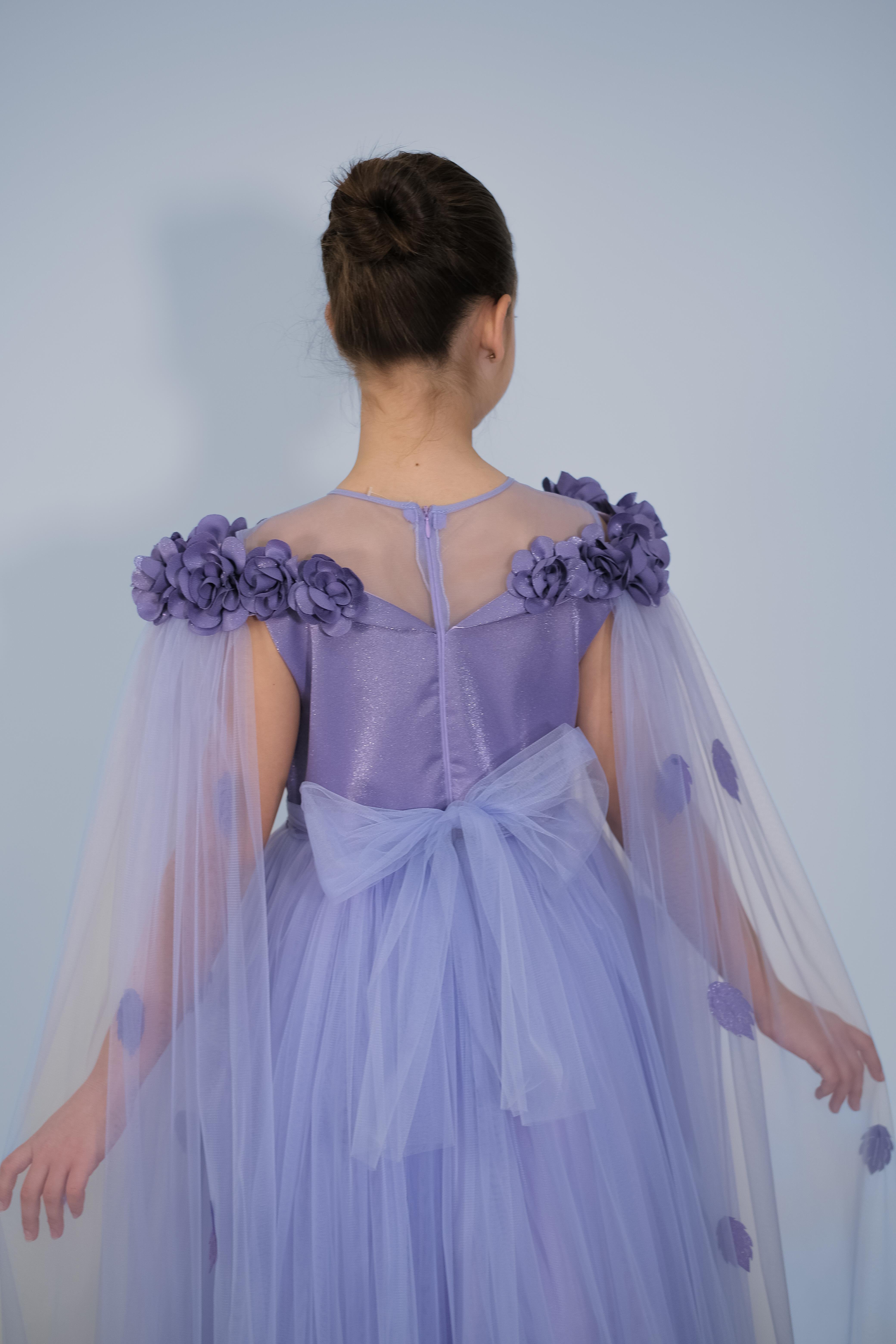 Kız Çocuk Abiye Lavanta Uzun Tüllü Pelerinli Yakası Çiçekli Abiye 6-14 Yaş