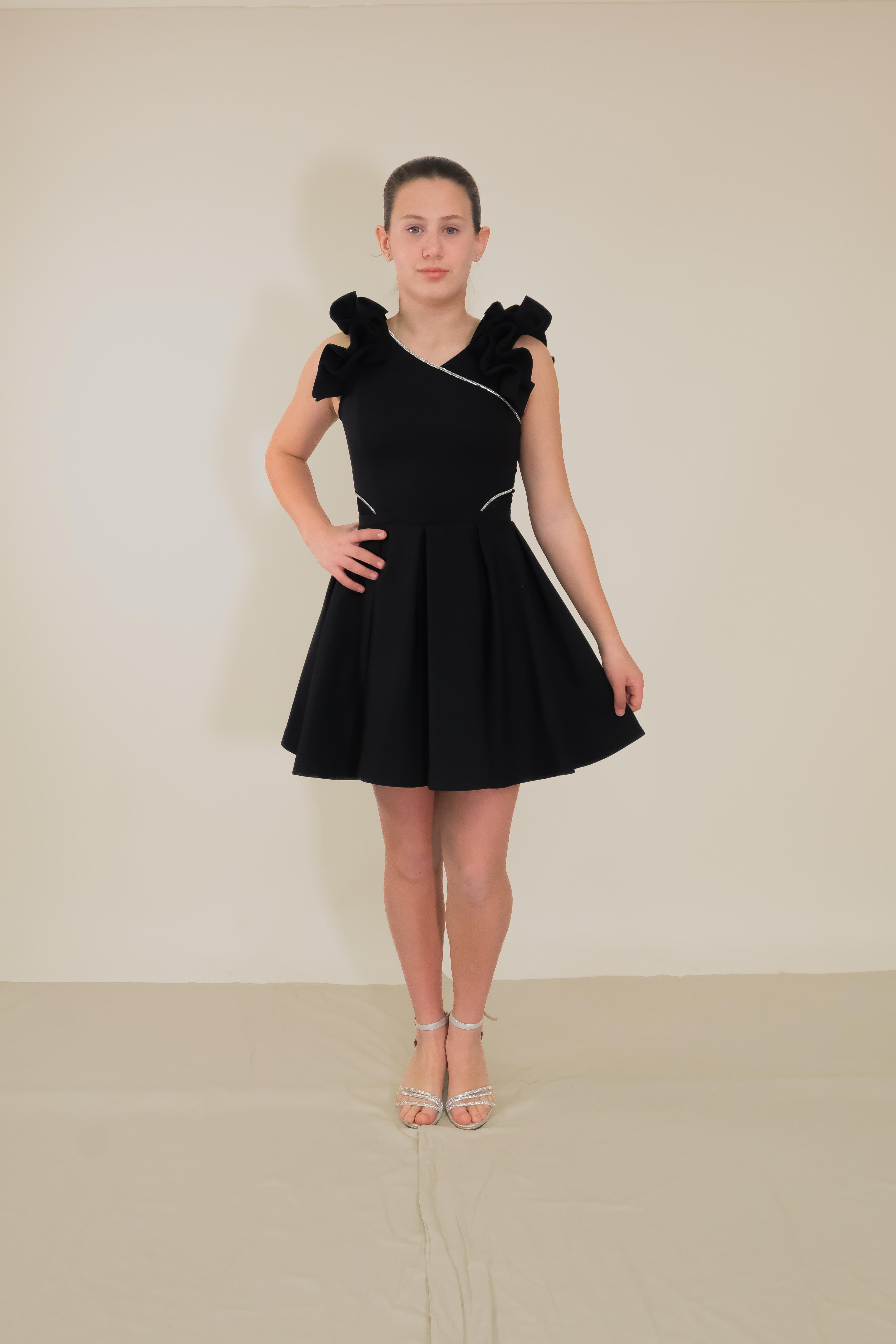 Kız Çocuk Abiye Siyah Krep Kumaş Kolları Farbalı Şerit Taş Detaylı Kısa Abiye Elbise 10-15 Yaş