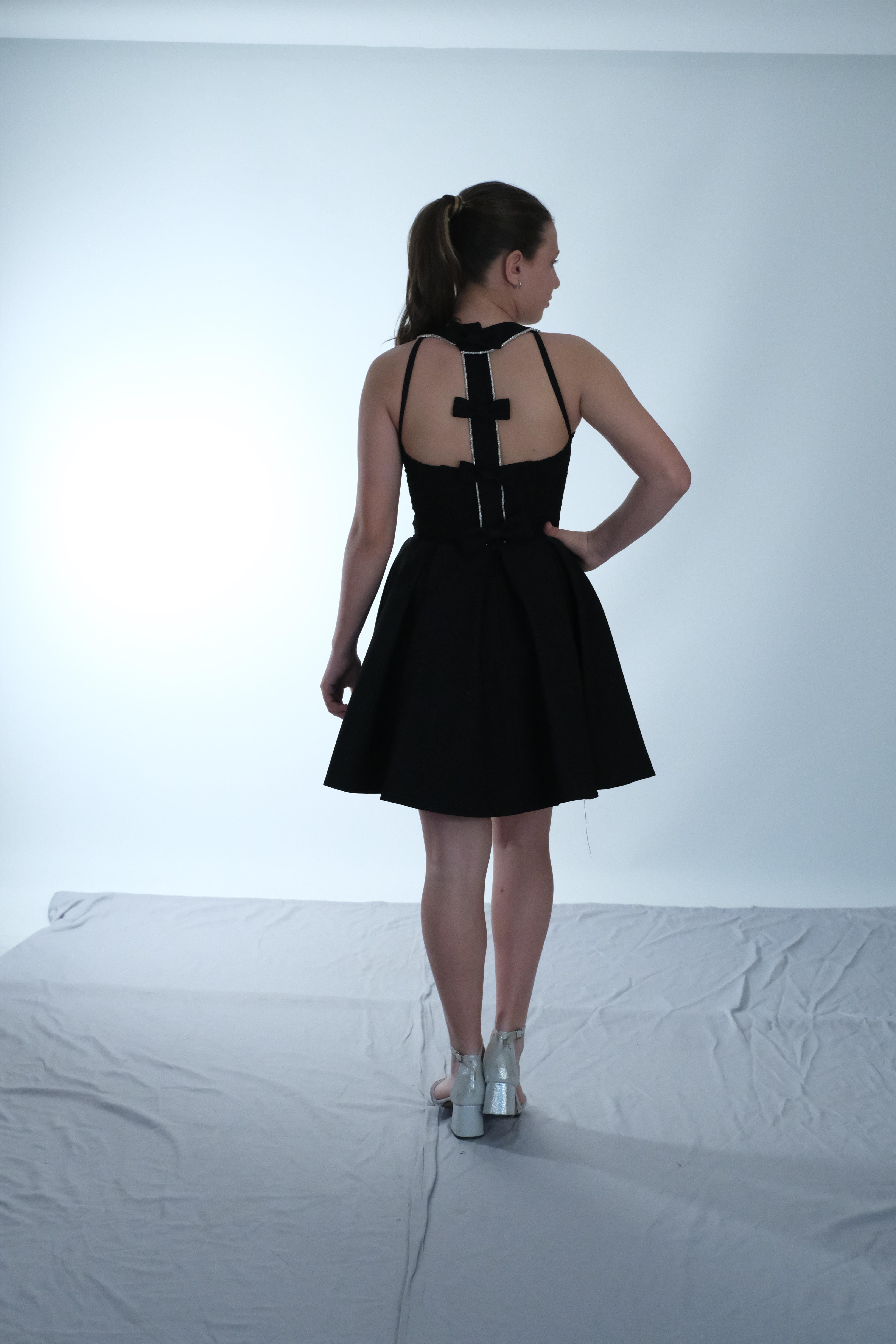 Kız Çocuk Abiye Siyah Krep Kumaş Halter Yaka Sırt Fiyonk Şerit Taş Detaylı Abiye 10-15 Yaş